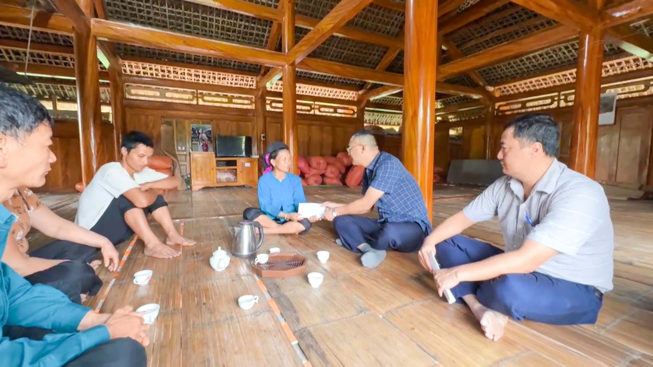 Lãnh đạo xã Quang Bình thăm hỏi, tặng quà cho người khuyết tật nhân dịp ngày người khuyết tật Việt Nam (18/4/2026)