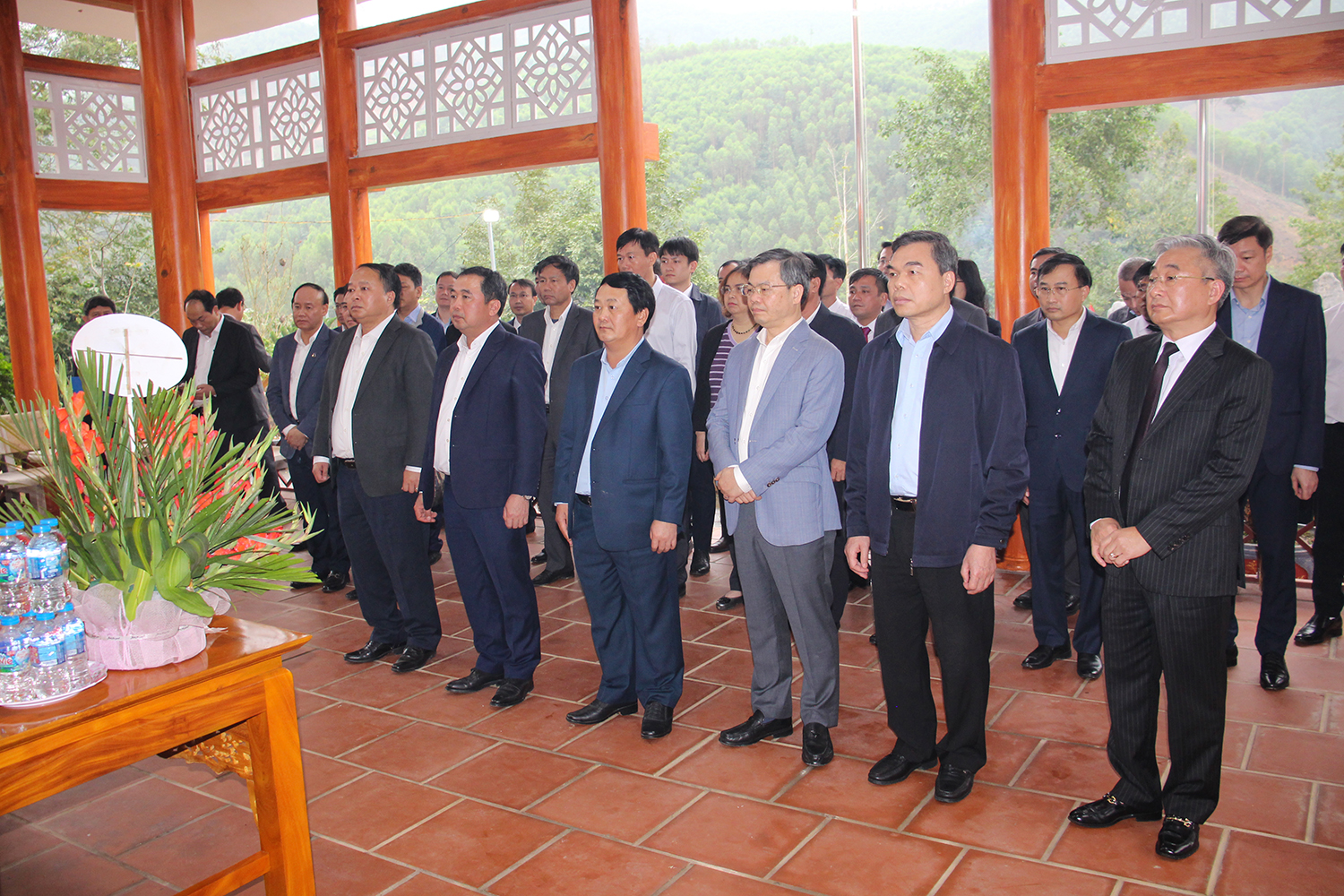 Đồng chí Bộ trưởng Bộ Nông nghiệp và Môi trường Trần Đức Thắng dâng hương tại khu di tích Bộ Canh nông xã Thái Bình, tỉnh Tuyên Quang 