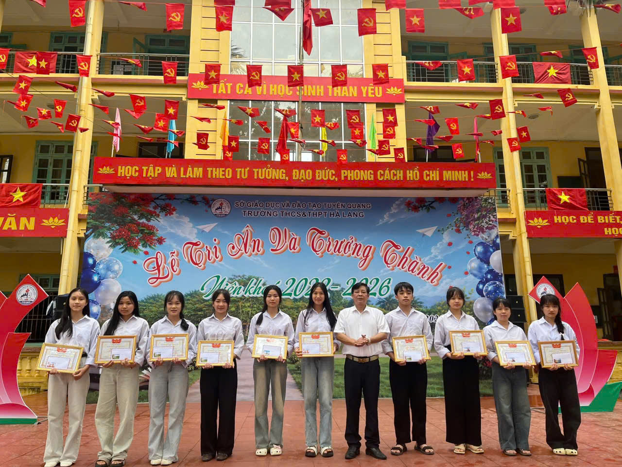Trường THCS và THPT Hà Lang tổ chức Lễ tri ân và trưởng thành dành cho học sinh lớp 9 và lớp 12 năm học 2025–2026.