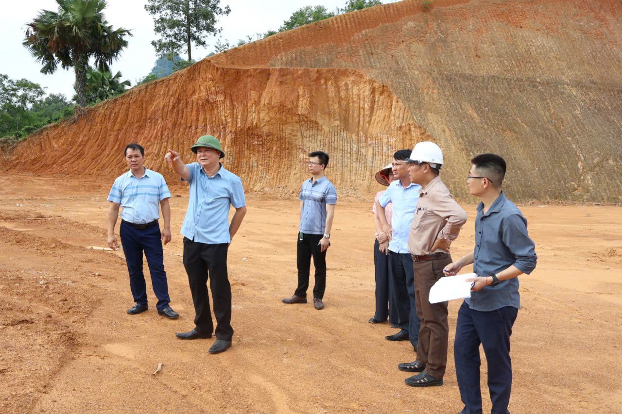 Lãnh đạo xã Vĩnh Tuy kiểm tra tiến độ các công trình phục vụ Đại hội TDTT và Trạm Y tế xã