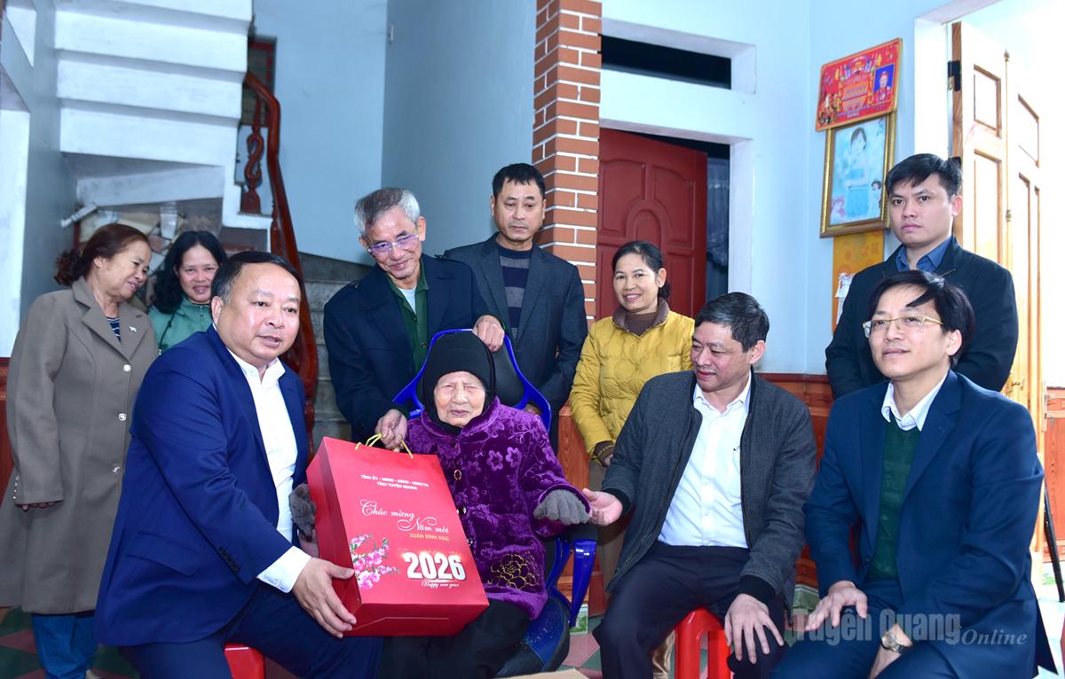 Chủ tịch UBND tỉnh Phan Huy Ngọc thăm, tặng quà Tết các gia đình chính sách, người có công, đảng viên lão thành