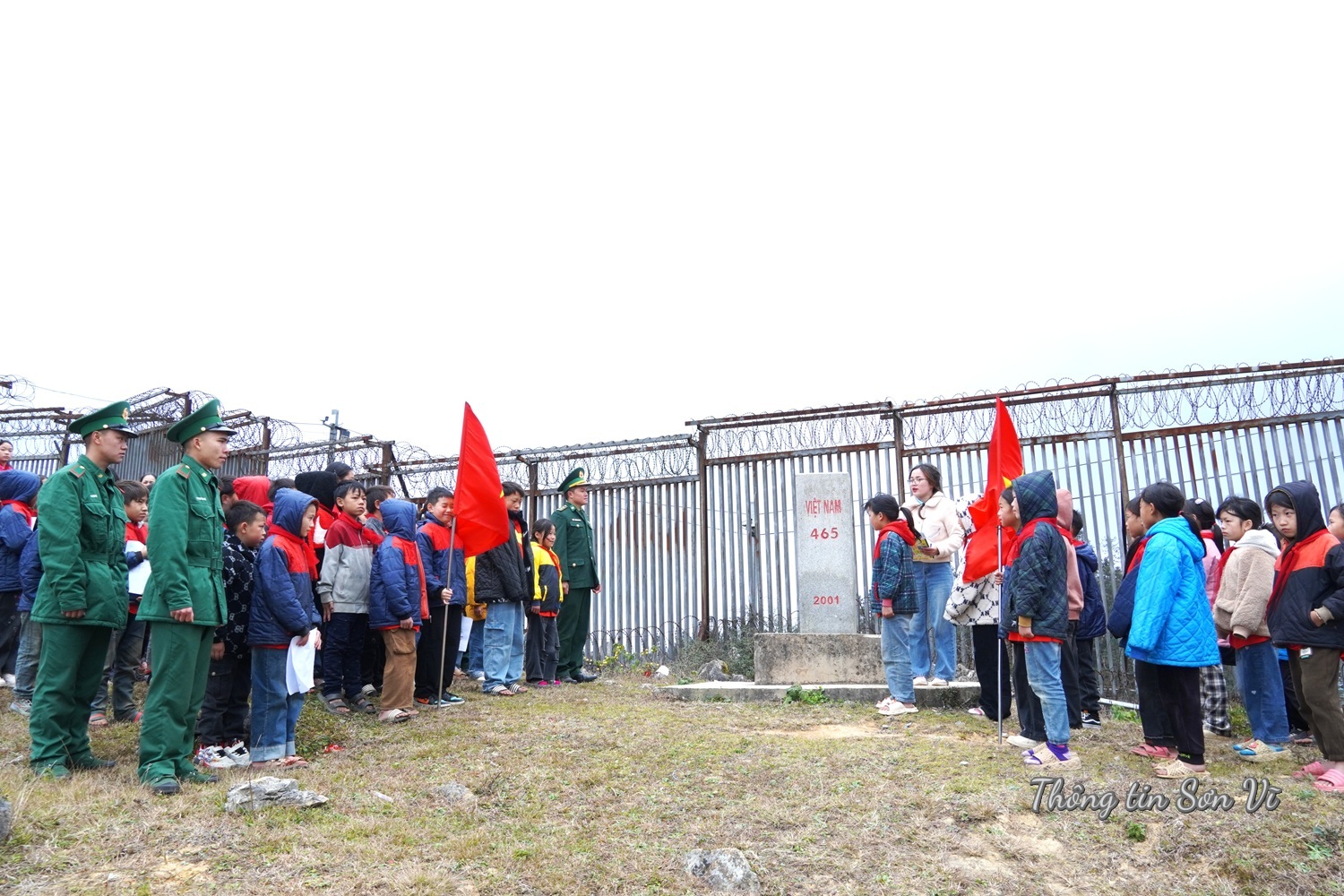 Tiết học ngoại khóa ý nghĩa tại cột mốc biên giới