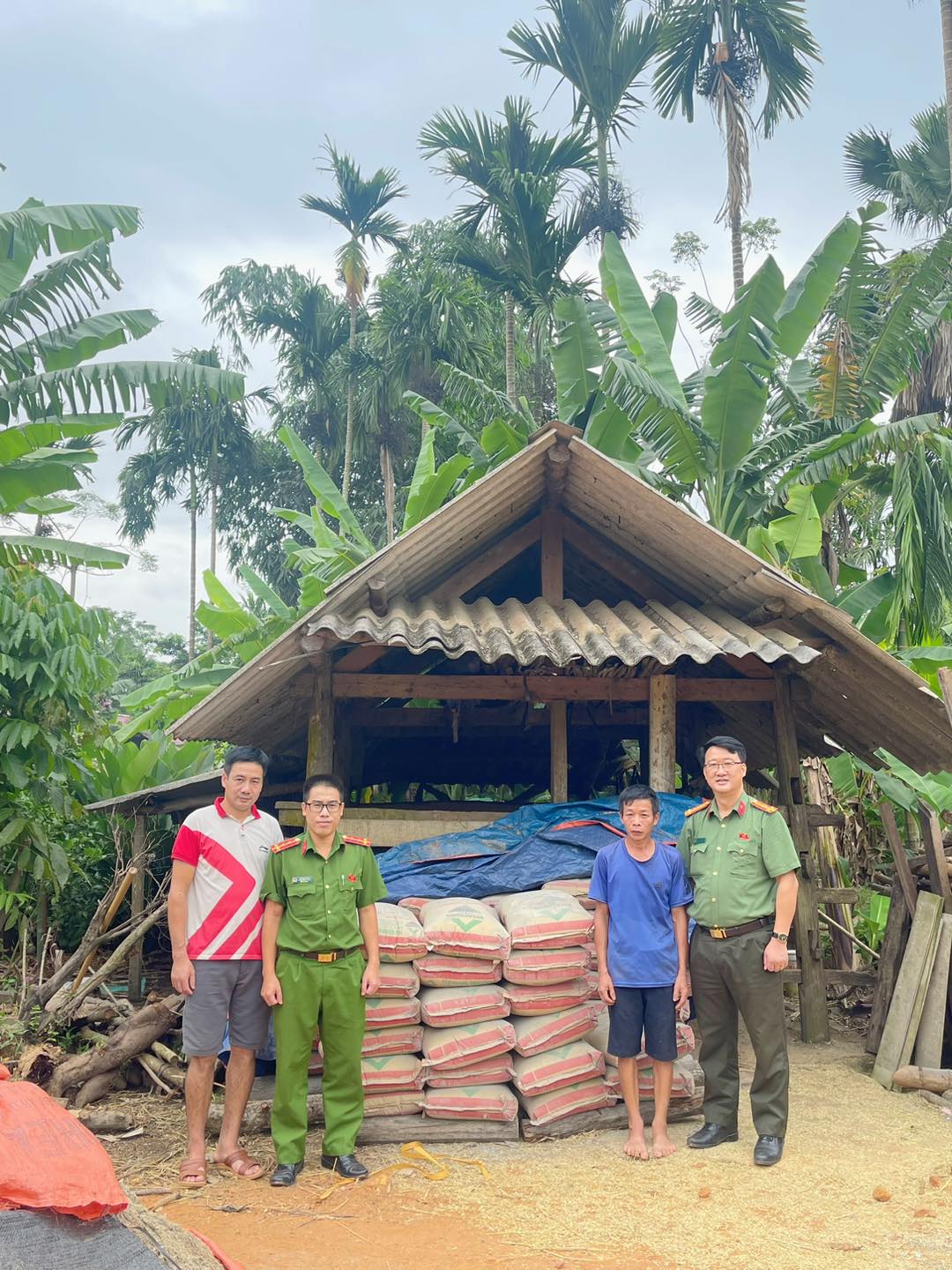 Công an xã Minh Quang chung tay xóa nhà tạm, nhà dột nát