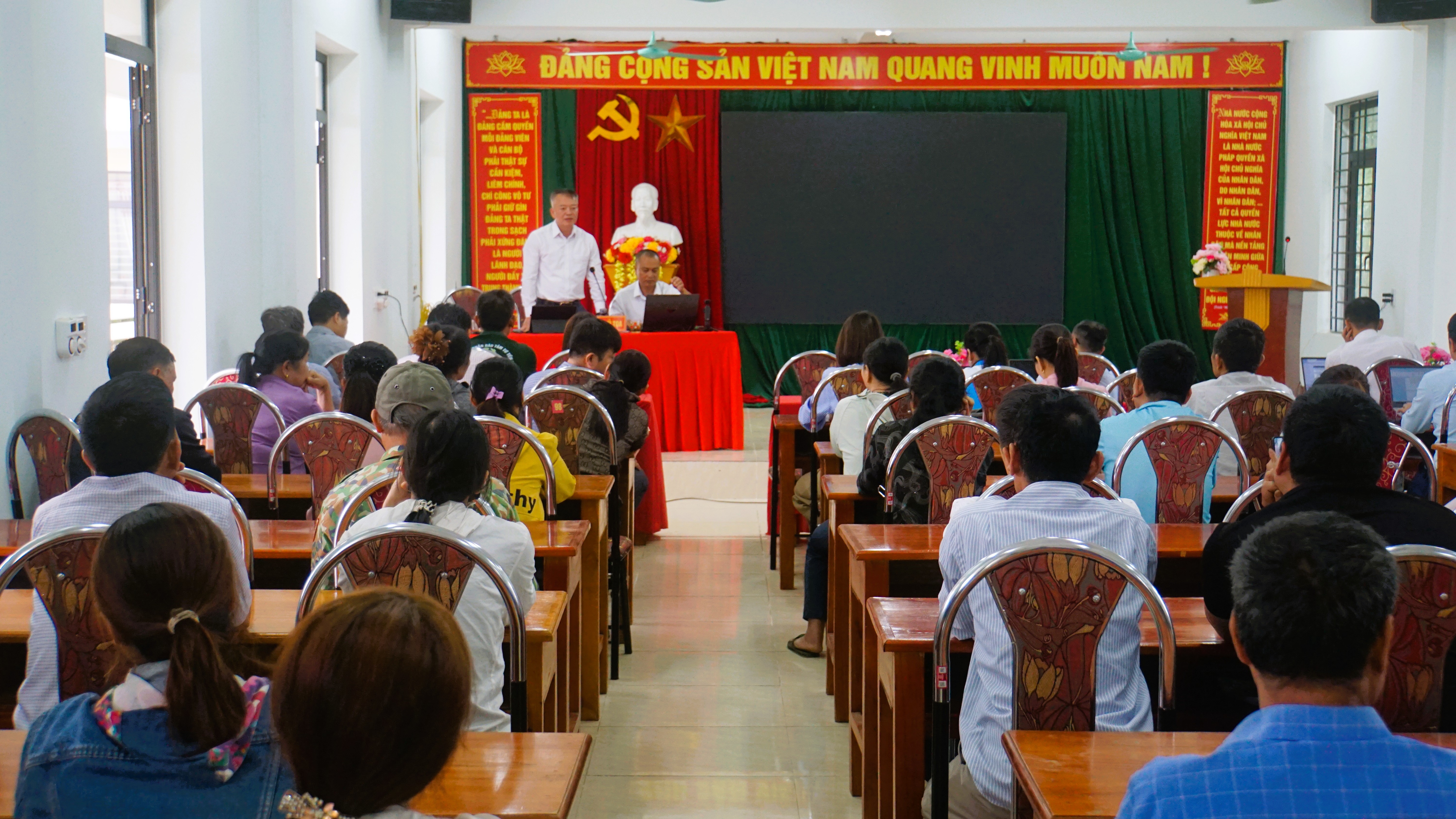 Bí thư Đảng ủy xã Đồng Yên tiếp xúc, đối thoại với các hộ dân có nhu cầu trồng dâu, nuôi tằm