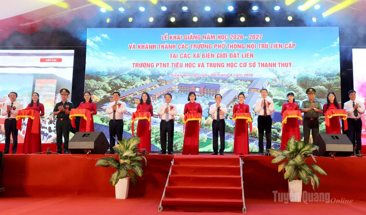 Đồng chí Trưởng Ban Tuyên giáo Trung ương Trịnh Văn Quyết dự Lễ khai giảng và cắt băng khánh thành Trường Phổ thông nội trú liên cấp Tiểu học và THCS Thanh Thủy