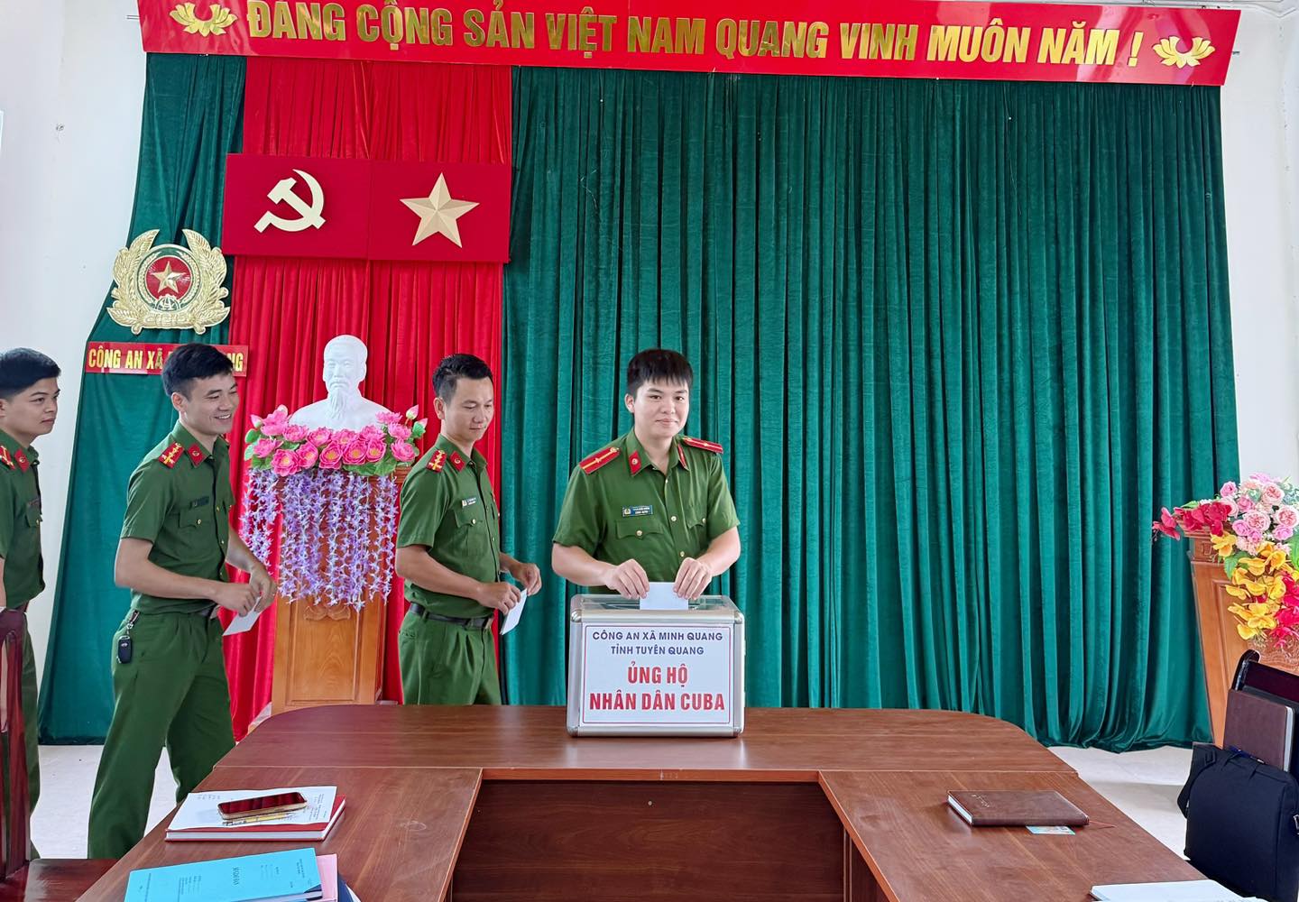 CÔNG AN XÃ MINH QUANG ỦNG HỘ NHÂN DÂN CUBA