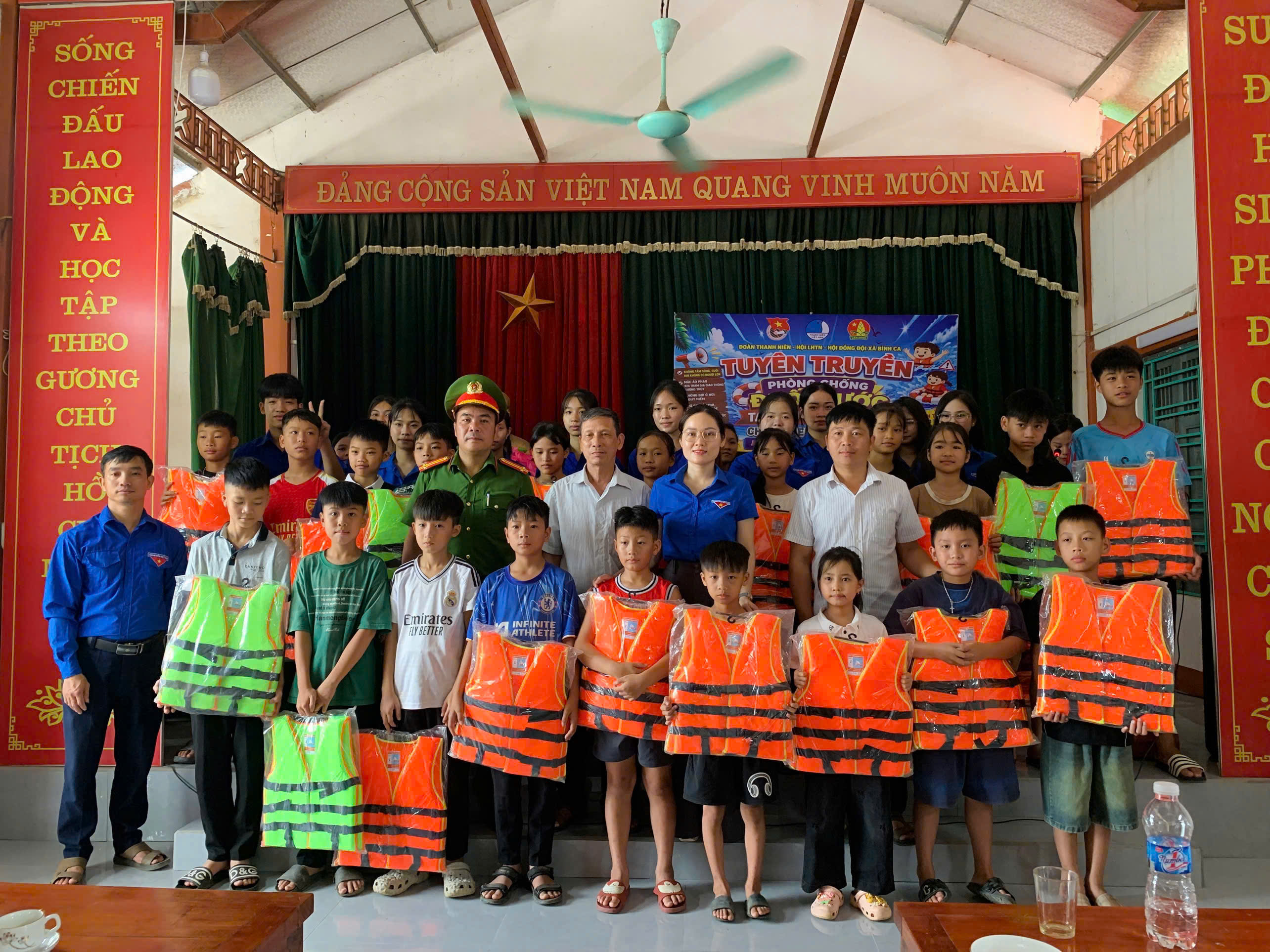 BÌNH CA TĂNG CƯỜNG TUYÊN TRUYỀN, TRANG BỊ KỸ NĂNG PHÒNG, CHỐNG ĐUỐI NƯỚC CHO TRẺ EM TRONG DỊP HÈ NĂM 2026