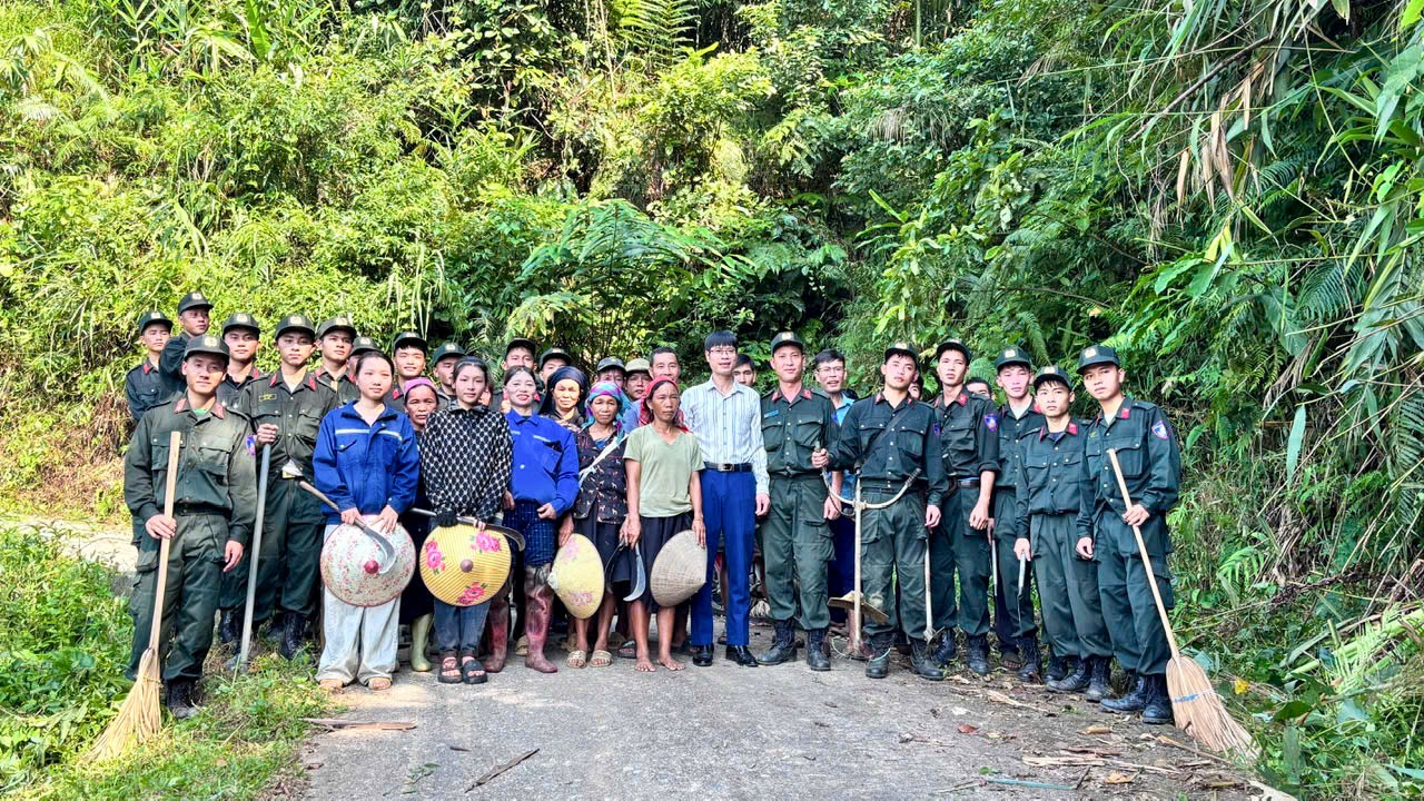 (Quang Bình - Tuyên Quang) Ủy ban MTTQ Việt Nam và các tổ chức chính trị - xã hội xã Quang Bình tổ chức hoạt động lao động tại thôn Khâu Làng