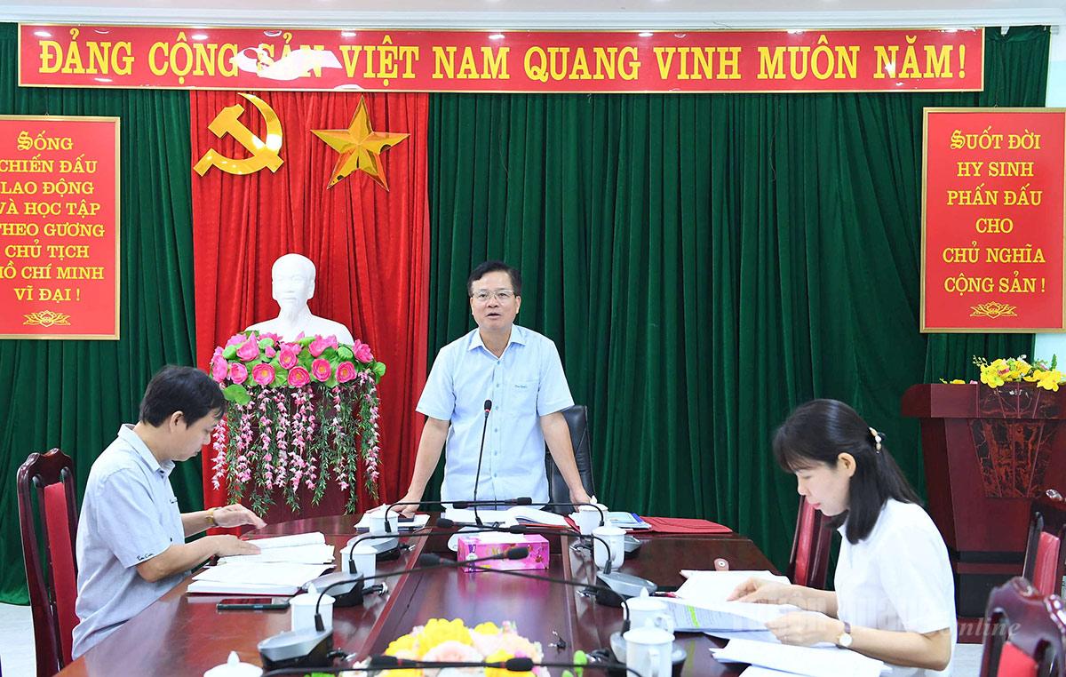 Các đồng chí Ủy viên Ban Thường vụ Tỉnh ủy chủ trì duyệt văn kiện Đại hội đảng bộ các xã