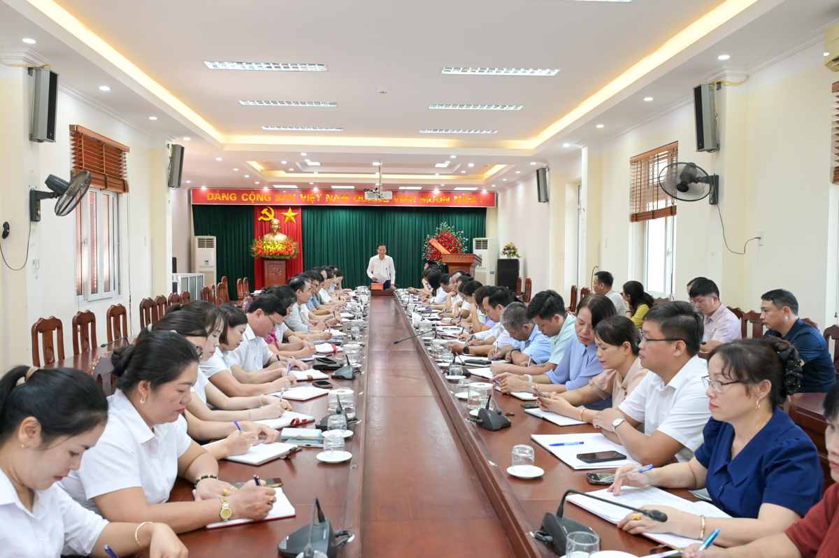 Thường trực Đảng ủy xã làm việc về sắp xếp tổ chức đảng trong các đơn vị trường học