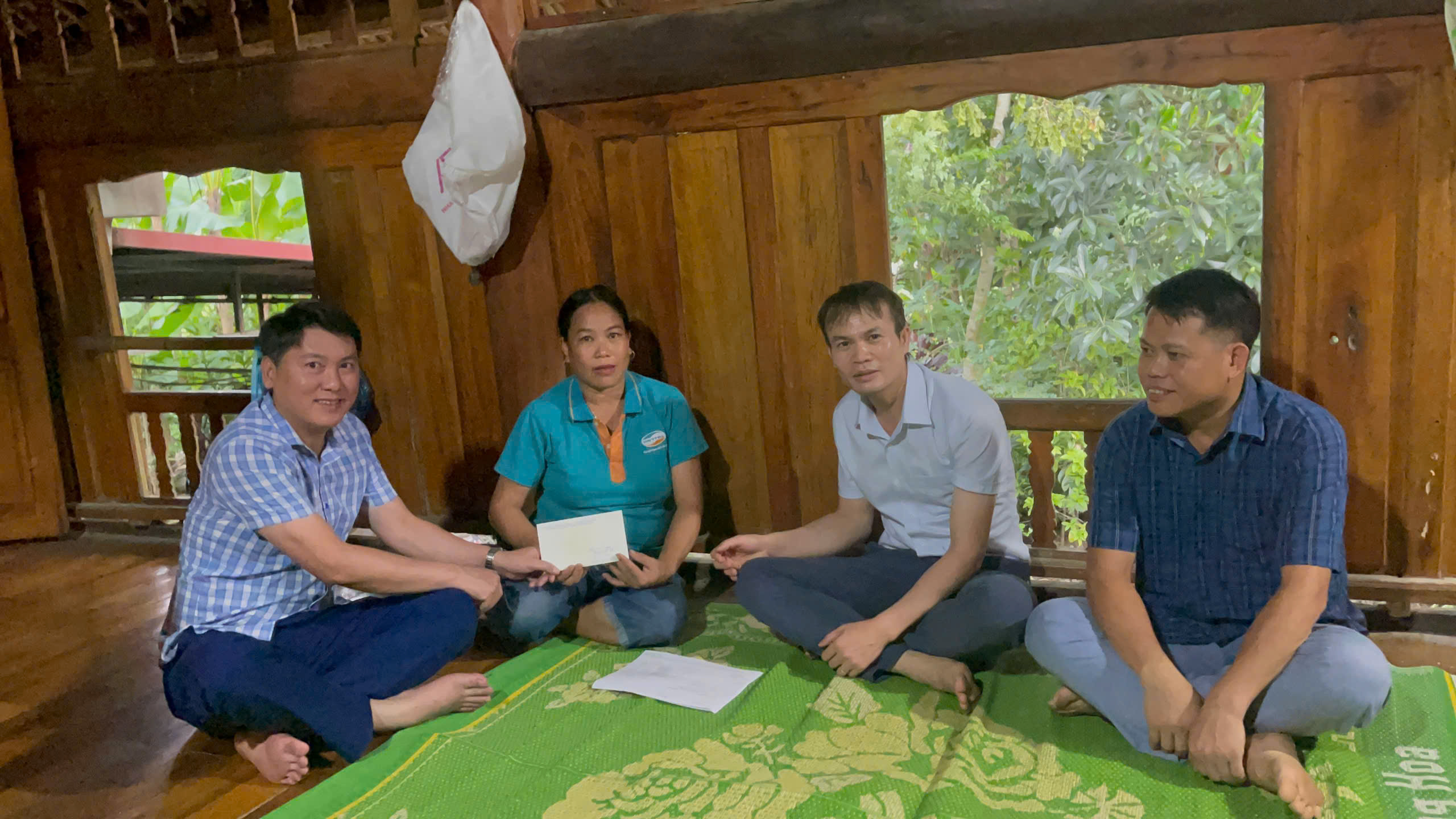Lãnh đạo xã Tiên Nguyên thăm hỏi, tặng quà thân nhân liệt sĩ, người có công nhân dịp 27/7