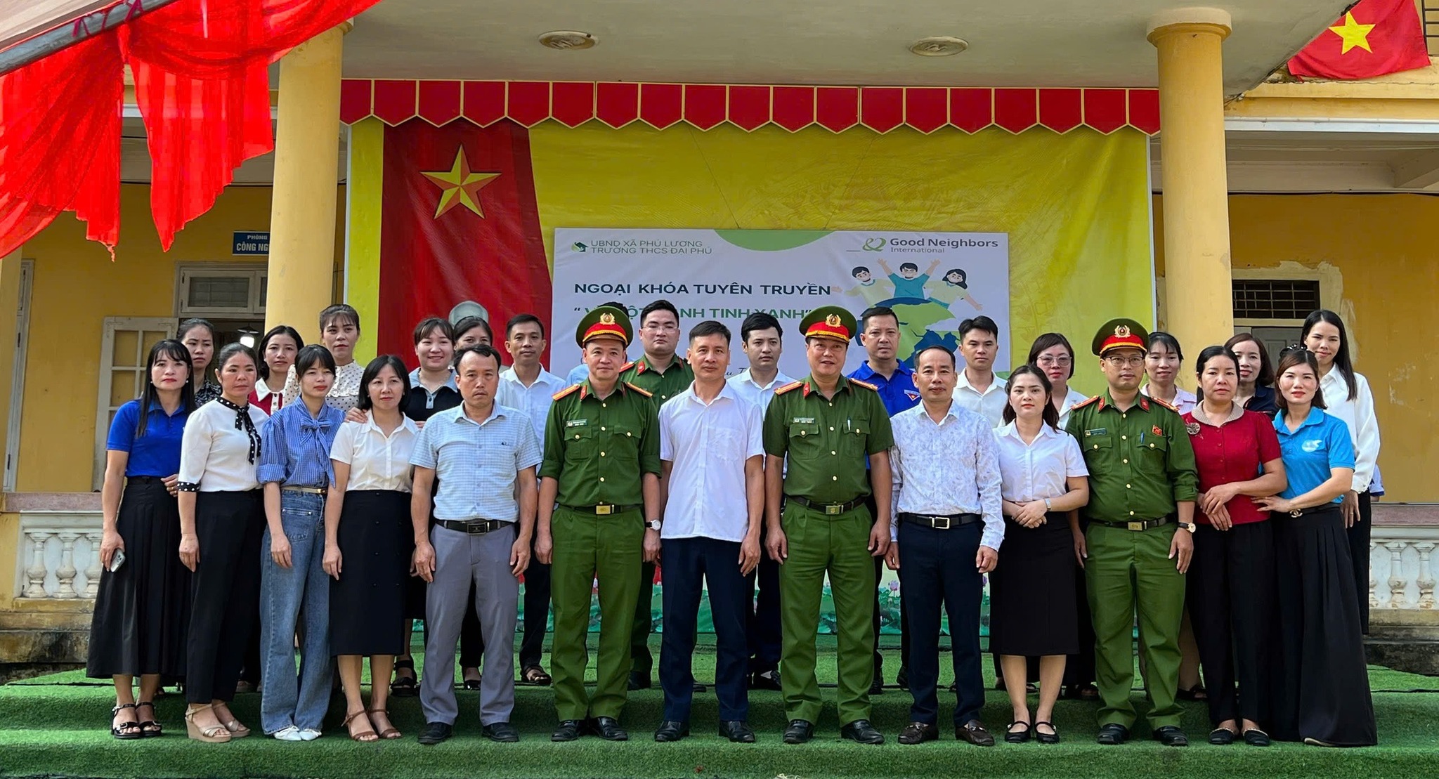 CÔNG AN XÃ PHÚ LƯƠNG TUYÊN TRUYỀN PHÁP LUẬT TẠI TRƯỜNG THCS ĐẠI PHÚ