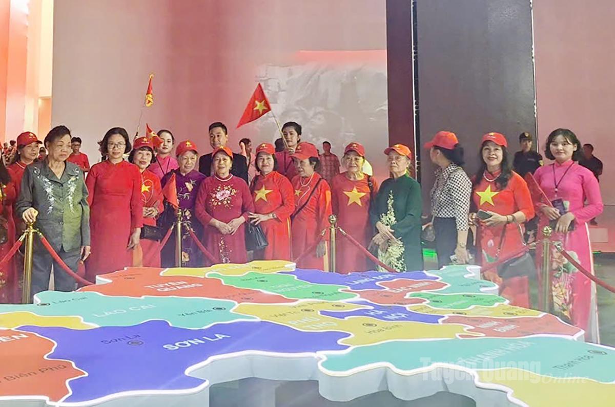 Đồng chí Hà Thị Khiết cùng đoàn cán bộ nữ nguyên là lãnh đạo tỉnh tham quan Triển lãm thành tựu đất nước – A80