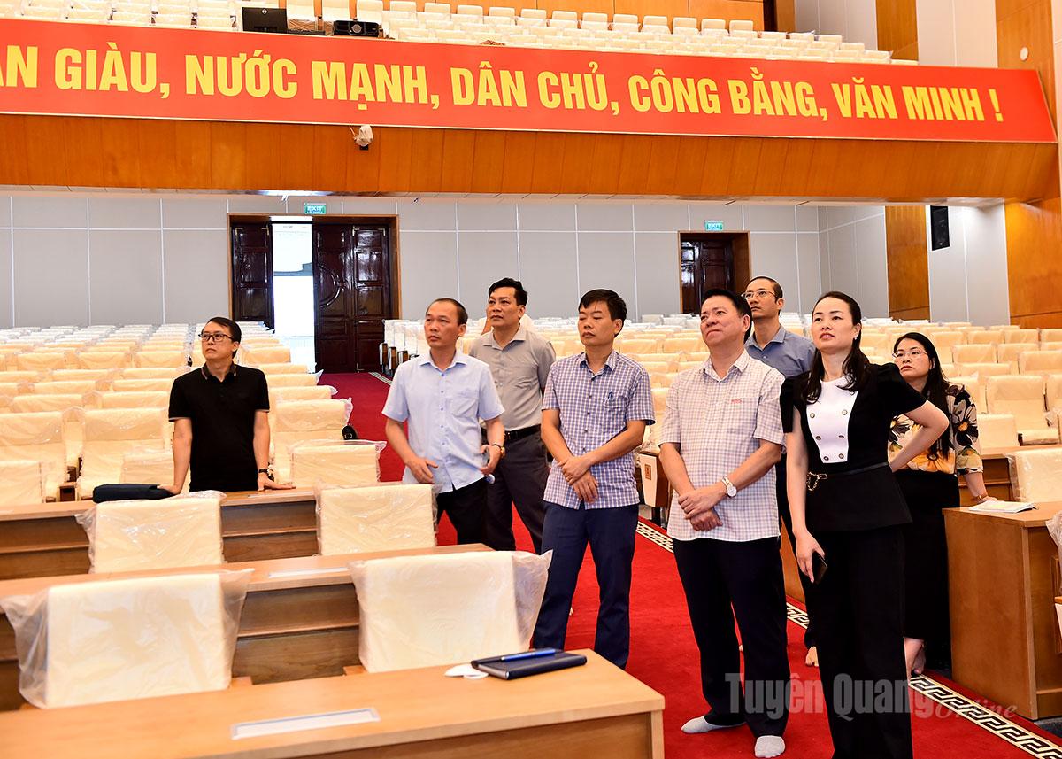 Trưởng Ban Tuyên giáo và Dân vận Tỉnh ủy Trần Mạnh Lợi kiểm tra chuẩn bị khánh tiết phục vụ Đại hội