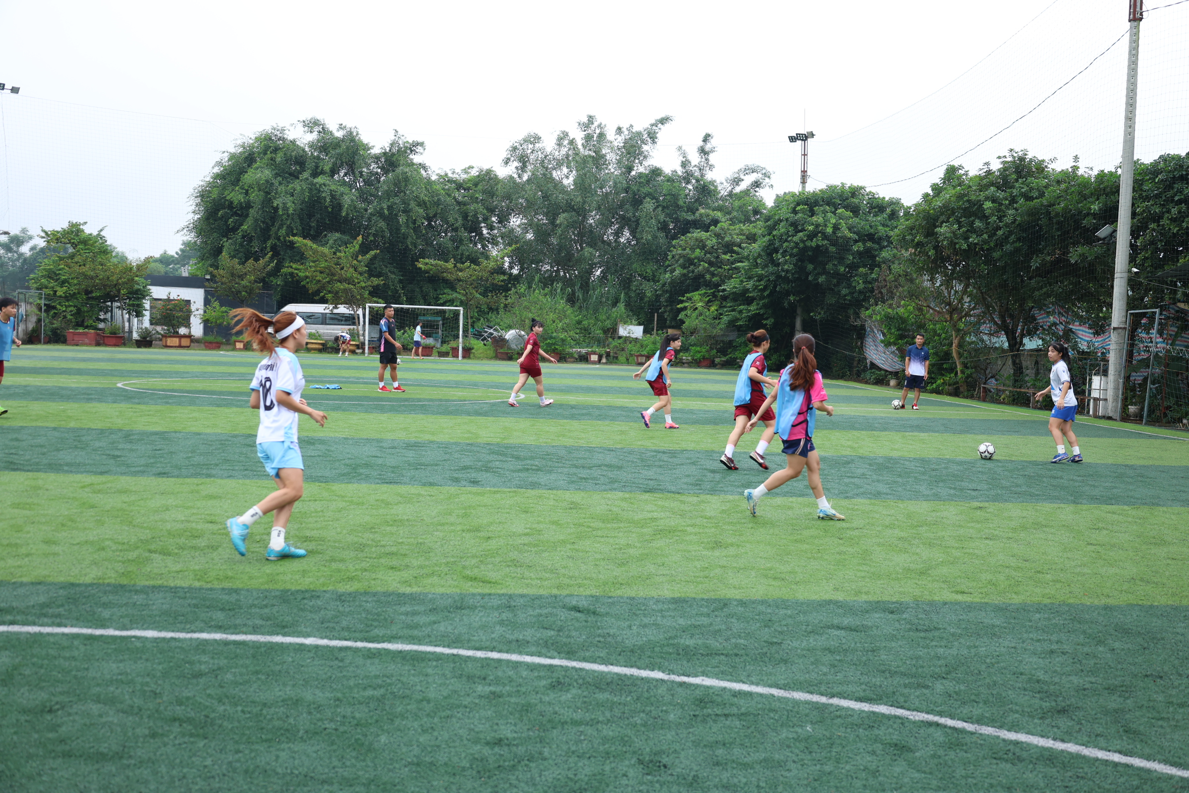 Các cầu thủ nữ Lâm Bình tập nhẹ, sẵn sàng cho trận ra quân VTV Cup 2026