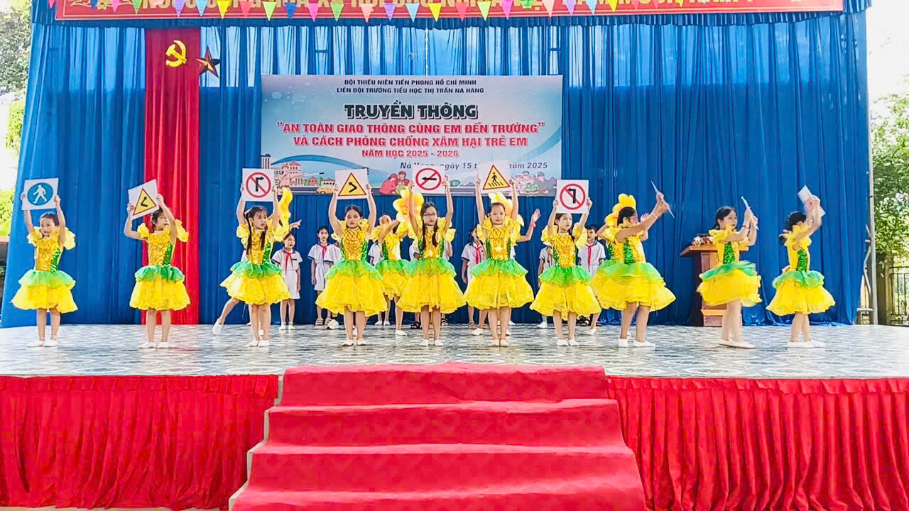 CÔNG AN XÃ NÀ HANG TUYÊN TRUYỀN, PHỔ BIẾN, GIÁO DỤC PHÁP LUẬT TẠI CÁC TRƯỜNG HỌC TRÊN ĐỊA BÀN