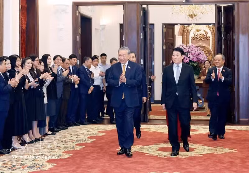 Top leader meets Presidential Office staff after assuming presidency