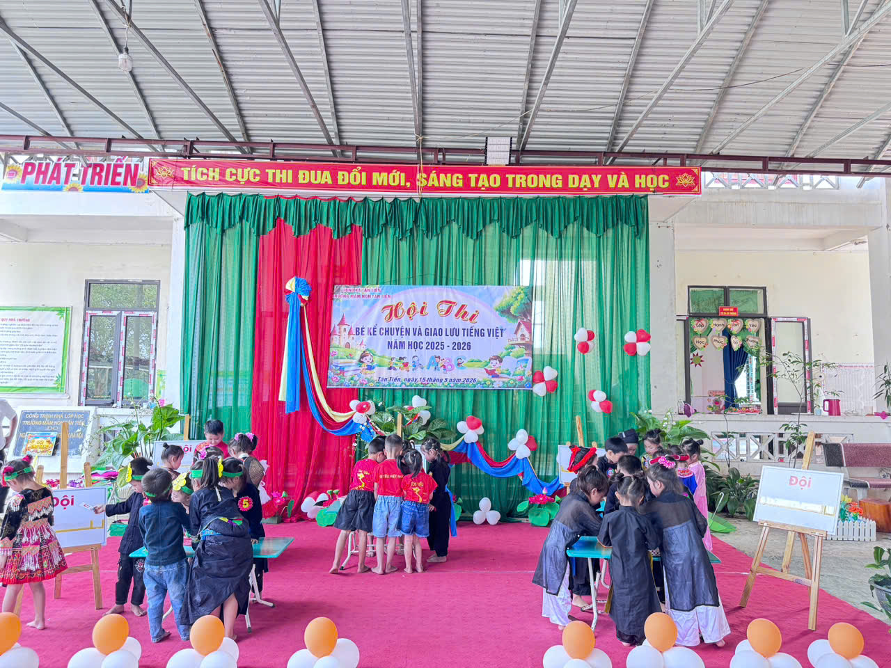 RỘN RÀNG HỘI THI "BÉ KỂ CHUYỆN VÀ GIAO LƯU TIẾNG VIỆT" TẠI TRƯỜNG MẦM NON TÂN TIẾN