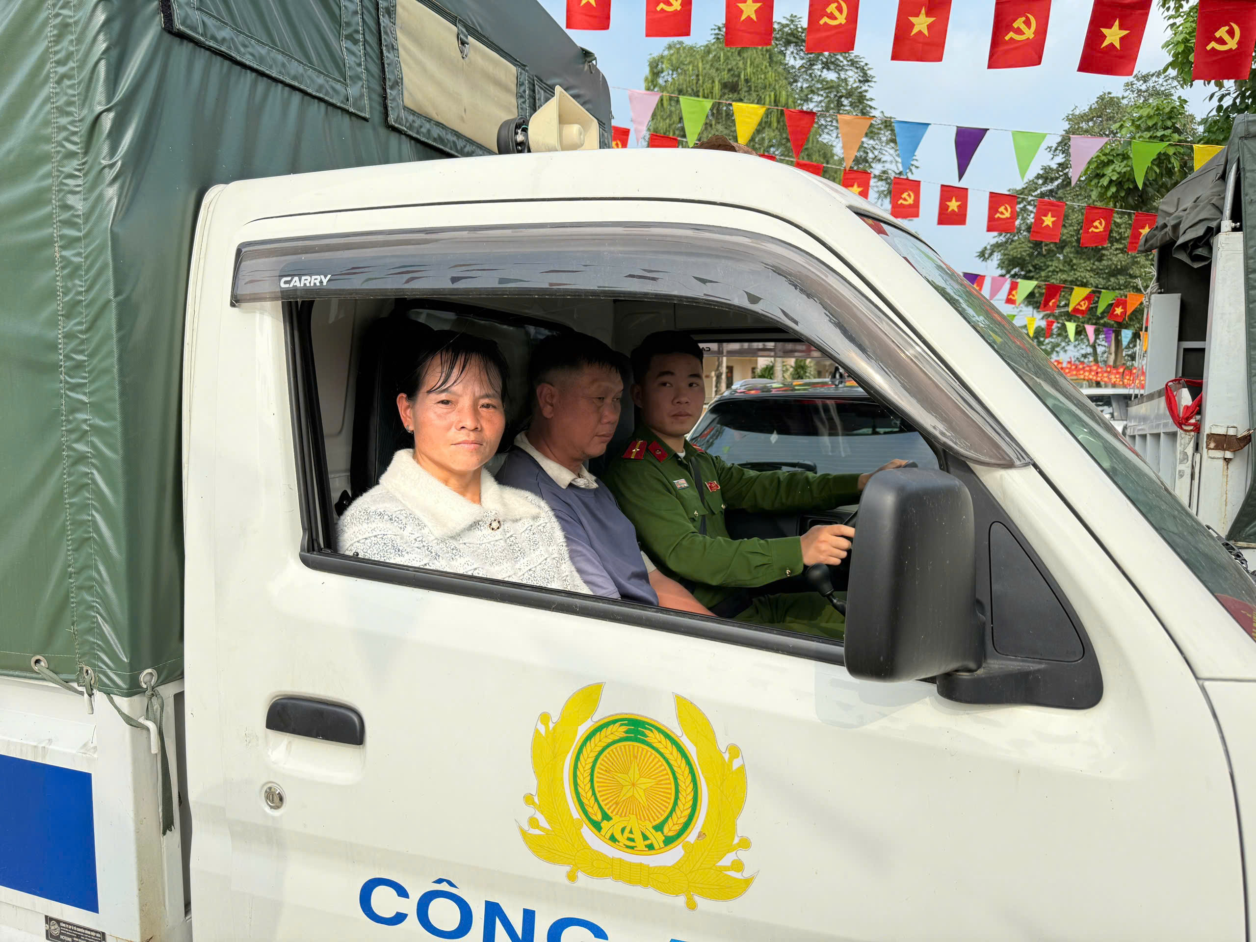 CÔNG AN XÃ YÊN THÀNH TẬN TÌNH HỖ TRỢ CÔNG DÂN KHIẾM THỊ LÀM CĂN CƯỚC