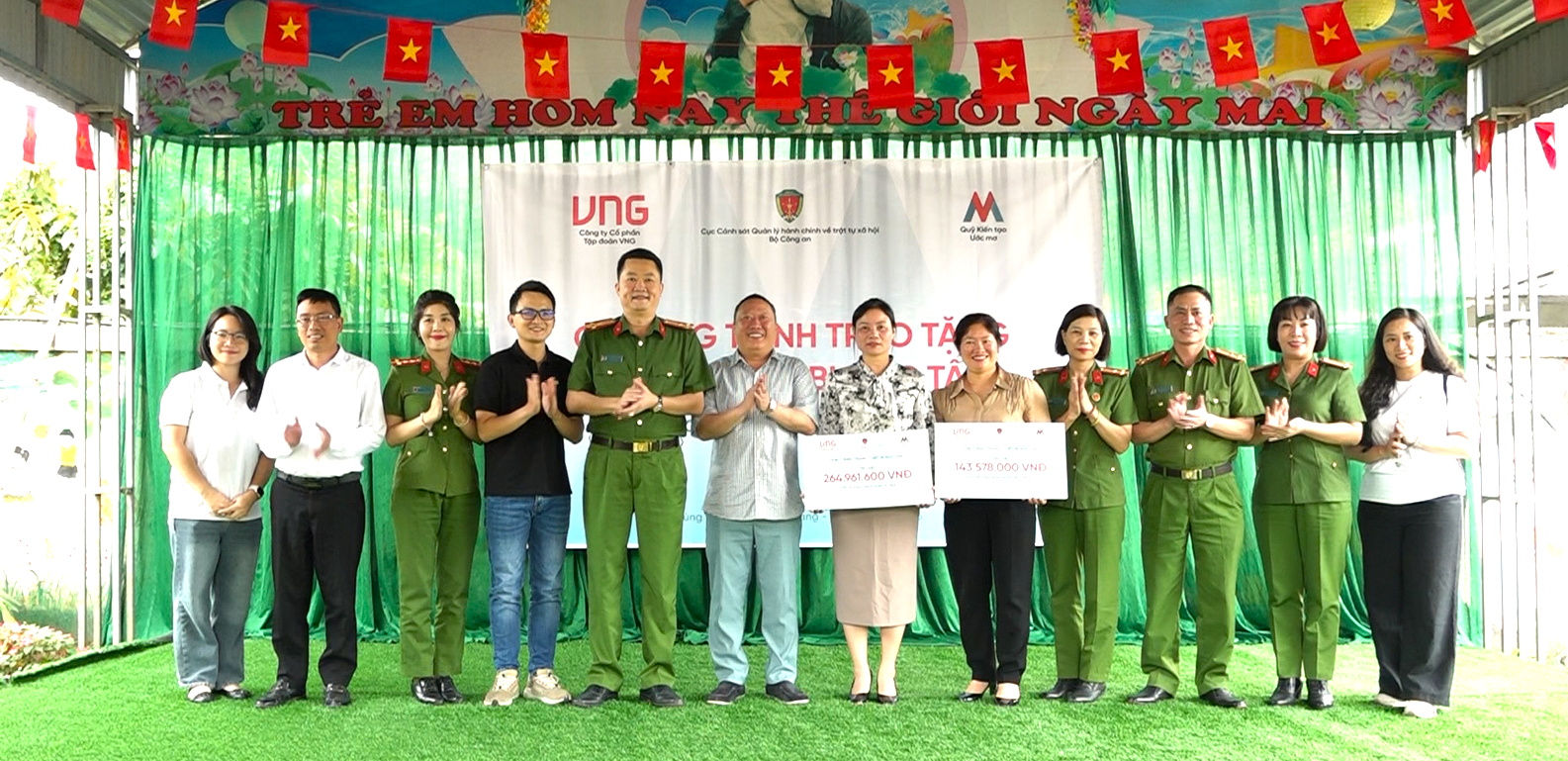 Trao tặng trang thiết bị trường học trị giá hơn 430 triệu đồng tại xã biên giới Tùng Vài 