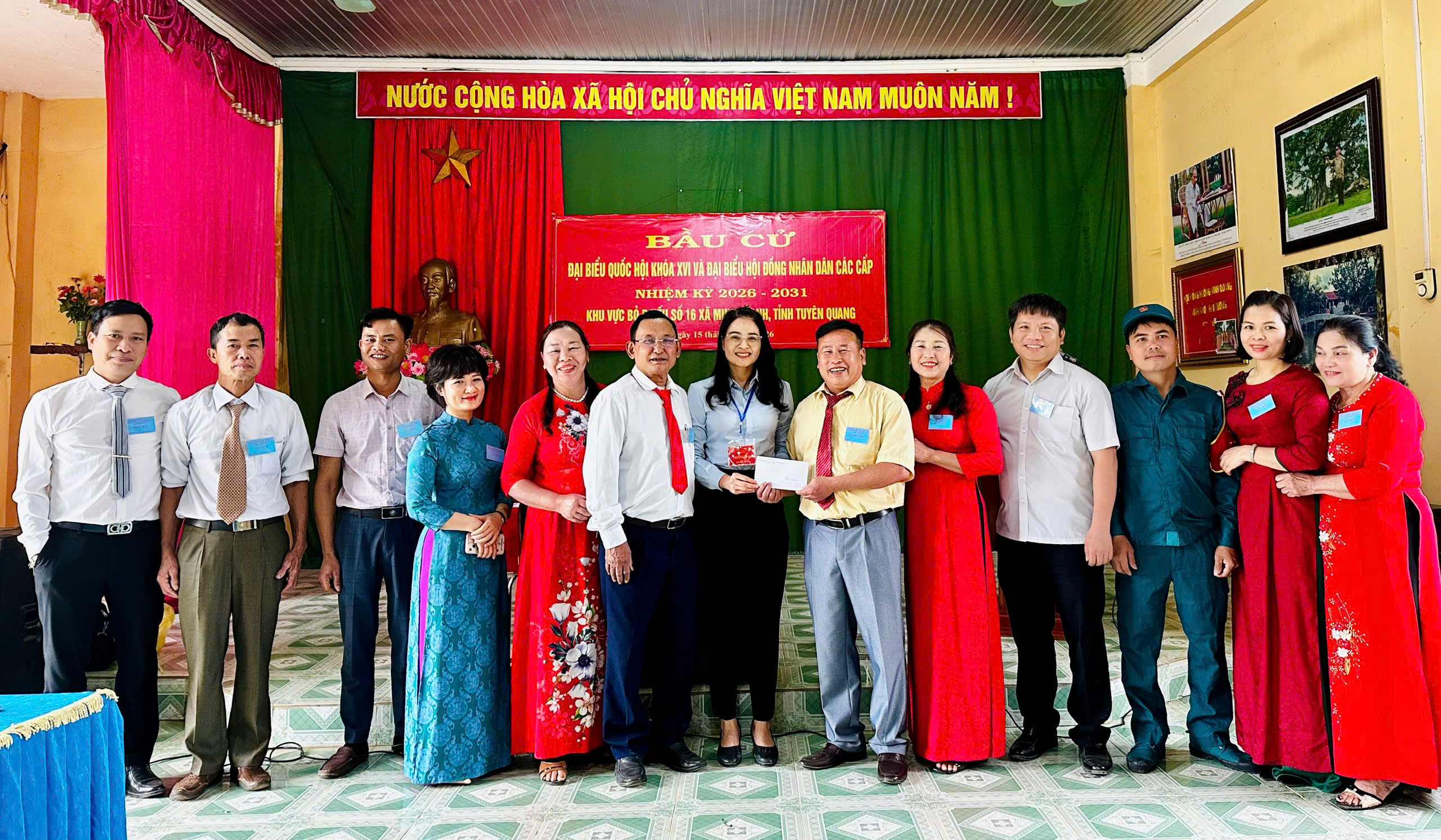 Thường trực Đảng ủy xã Minh Thanh tặng thưởng khu vực bỏ phiếu số 16 có cử tri hoàn thành việc bỏ phiếu sớm nhất