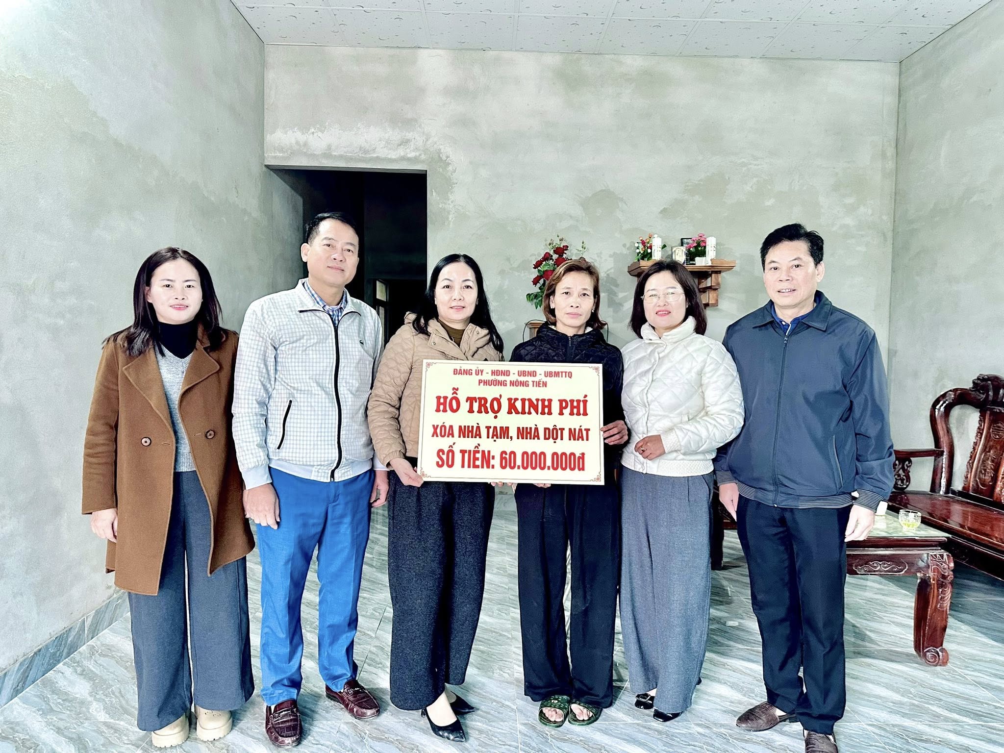 Phường Nông Tiến trao tiền hỗ trợ bổ sung xóa nhà tạm, nhà dột nát cho các hộ gia đình