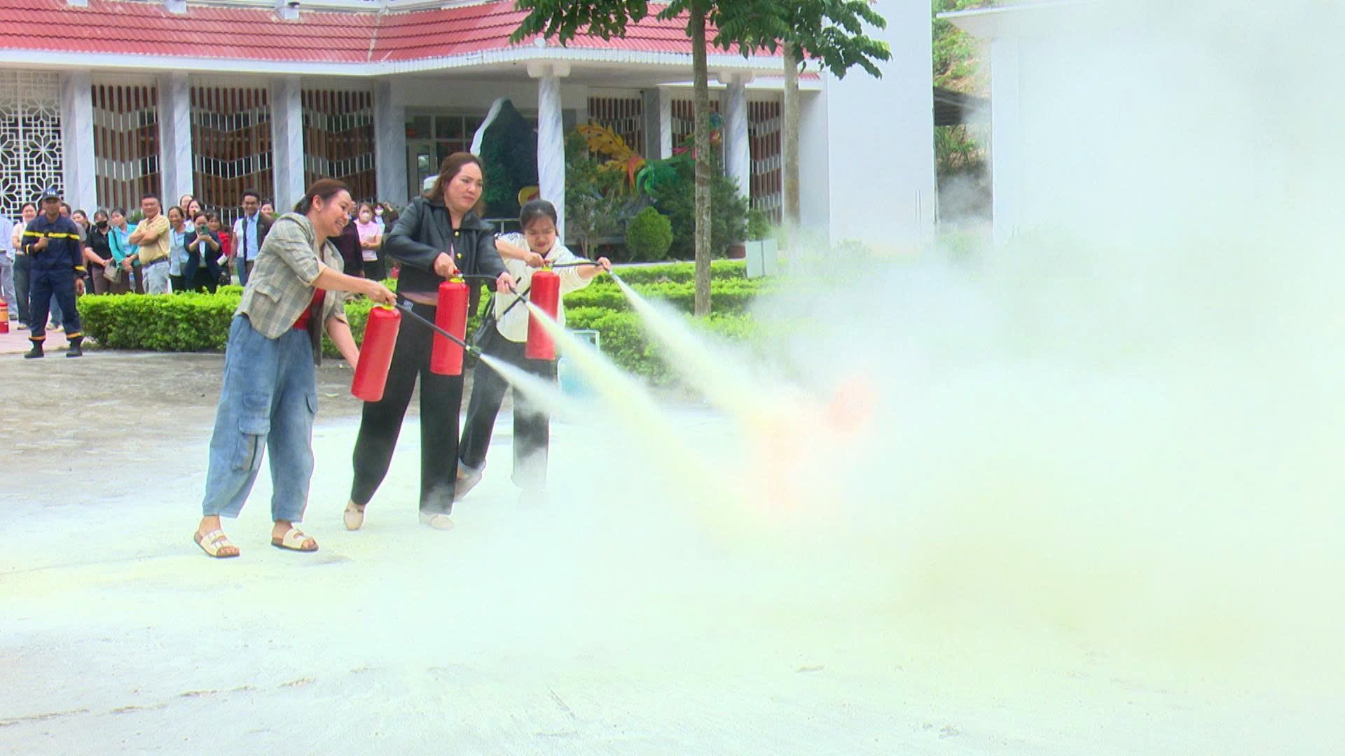 TỔ CHỨC HUẤN LUYỆN NGHIỆP VỤ VỀ PCCC VÀ CNCH