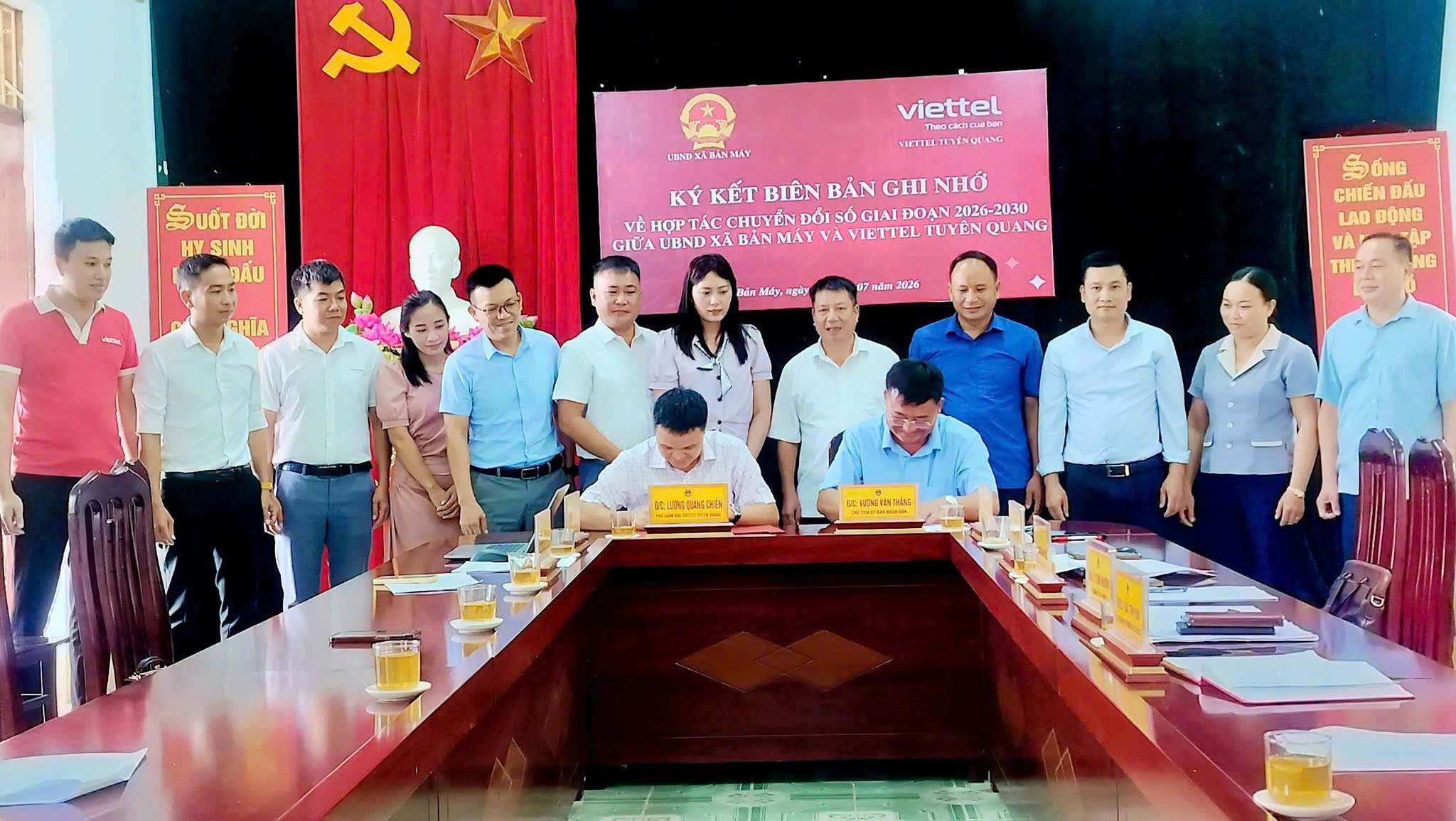 UBND XÃ BẢN MÁY KÝ KẾT BIÊN BẢN GHI NHỚ HỢP TÁC CHUYỂN ĐỔI SỐ VỚI VIETTEL TUYÊN QUANG