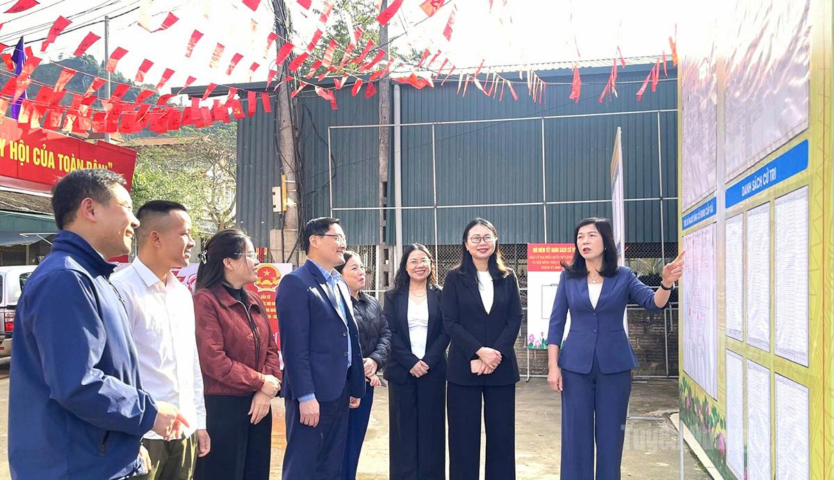 Đồng chí Phạm Thị Minh Xuân kiểm tra công tác chuẩn bị cho bầu cử tại xã Hùng Lợi và Trung Sơn