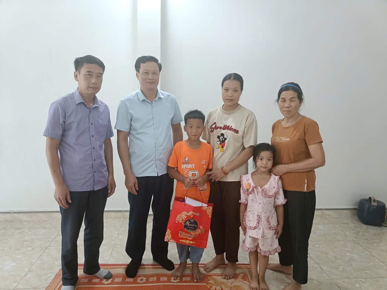 LÃNH ĐẠO PHƯỜNG HÀ GIANG 1 THĂM, TẶNG QUÀ TRẺ EM CÓ HOÀN CẢNH ĐẶC BIỆT NHÂN DỊP QUỐC TẾ THIẾU NHI 1/6