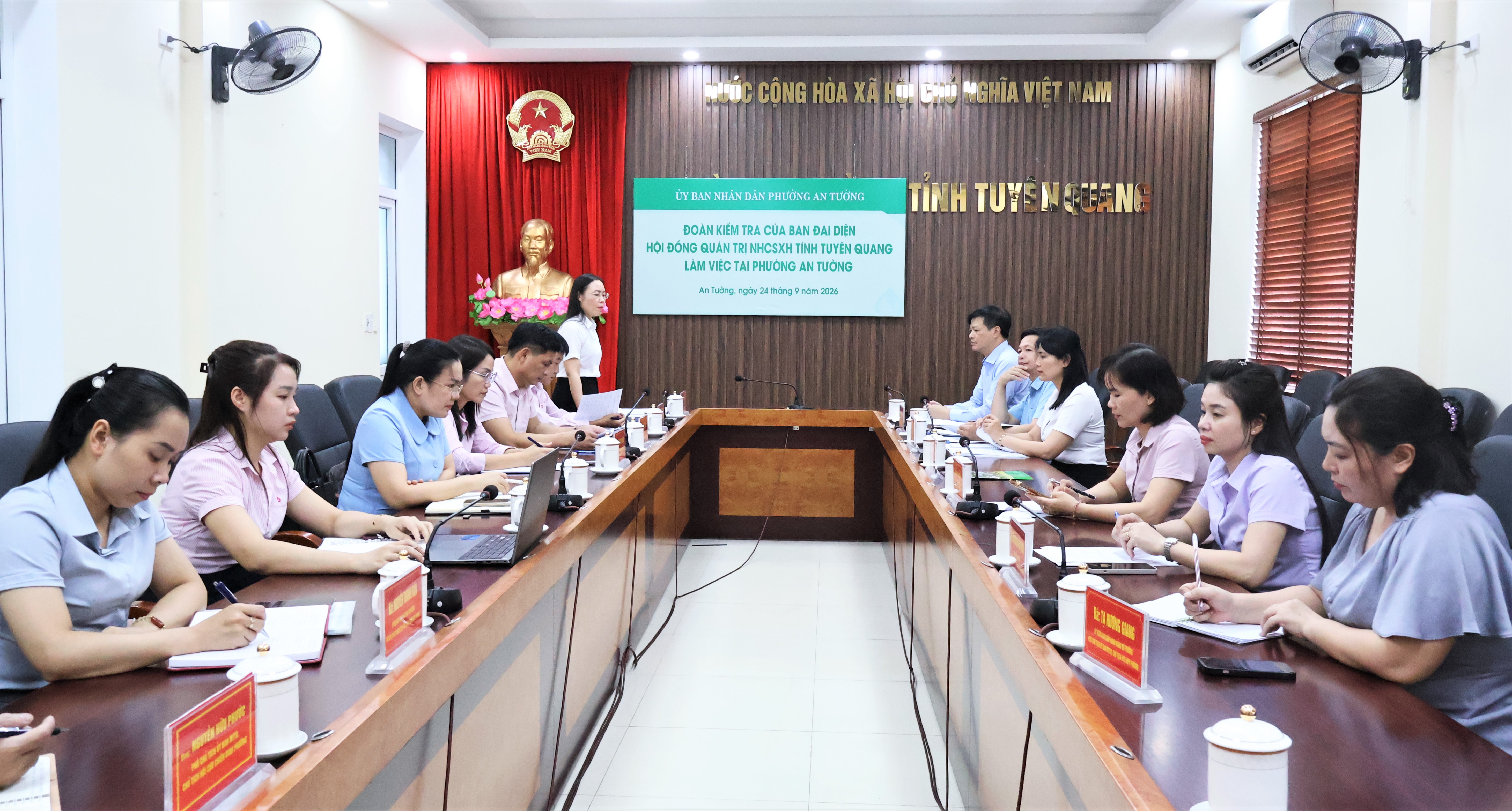 Đoàn kiểm tra của Ban Đại diện HĐQT Ngân hàng Chính sách xã hội tỉnh làm việc tại phường An Tường