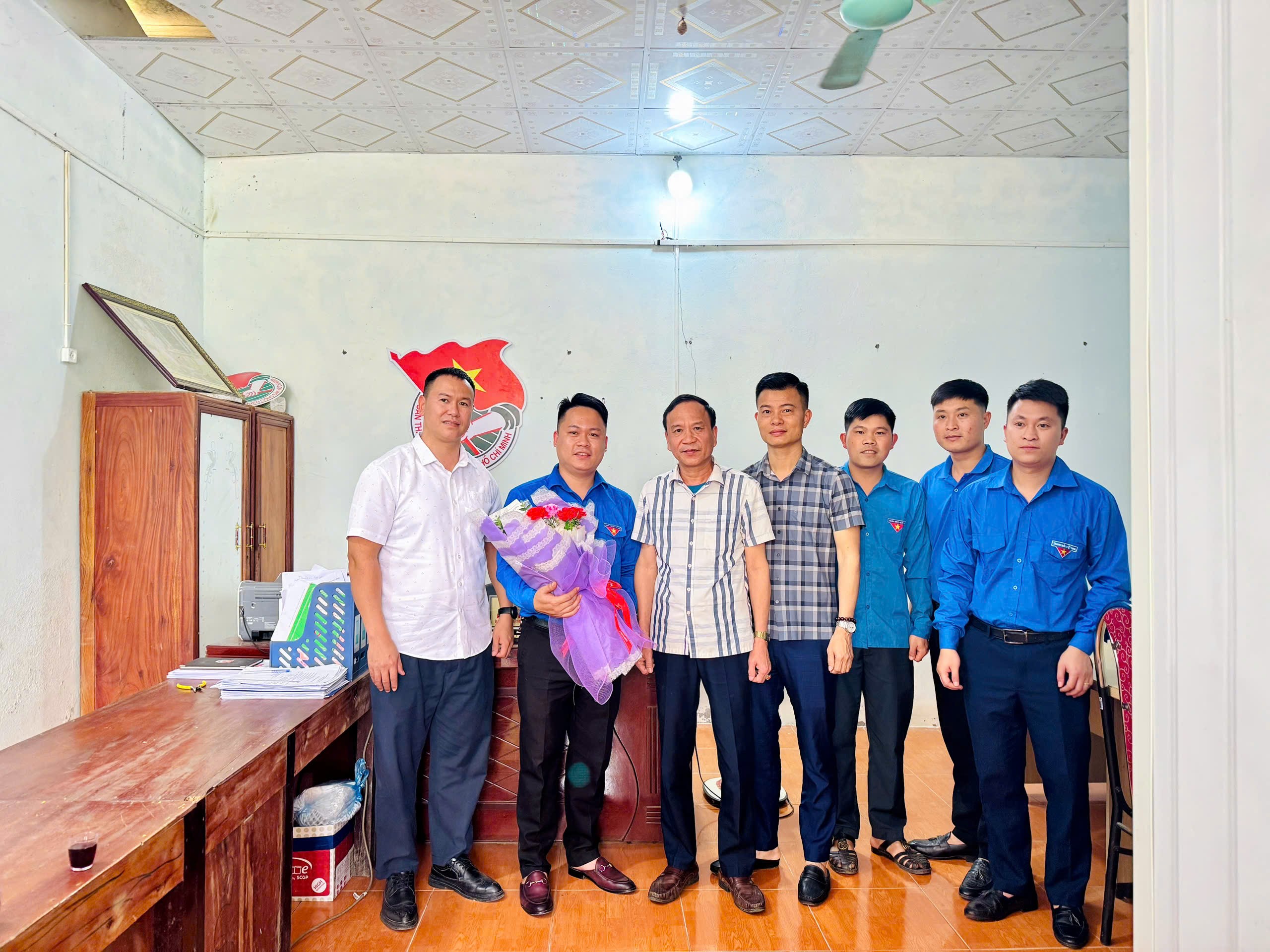 LÃNH ĐẠO XÃ NẤM DẨN GẶP MẶT, TẶNG QUÀ ĐOÀN THANH NIÊN NHÂN DỊP 26/3