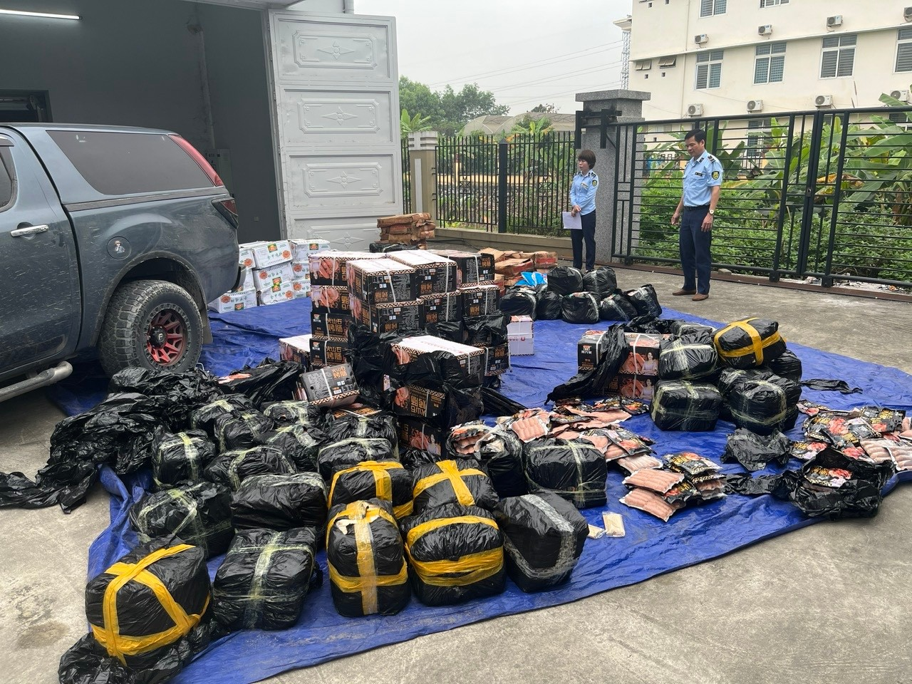 Đội Quản lý thị trường số 1 - Chi cục Quản lý thị trường tỉnh Tuyên Quang ngăn chặn hơn 2,3 tấn (2.340Kg) thực phẩm là Lạp xưởng, Thanh cua, Bánh bao, Chả mực, Phi lê gà là hàng không rõ nguồn gốc xuất xứ