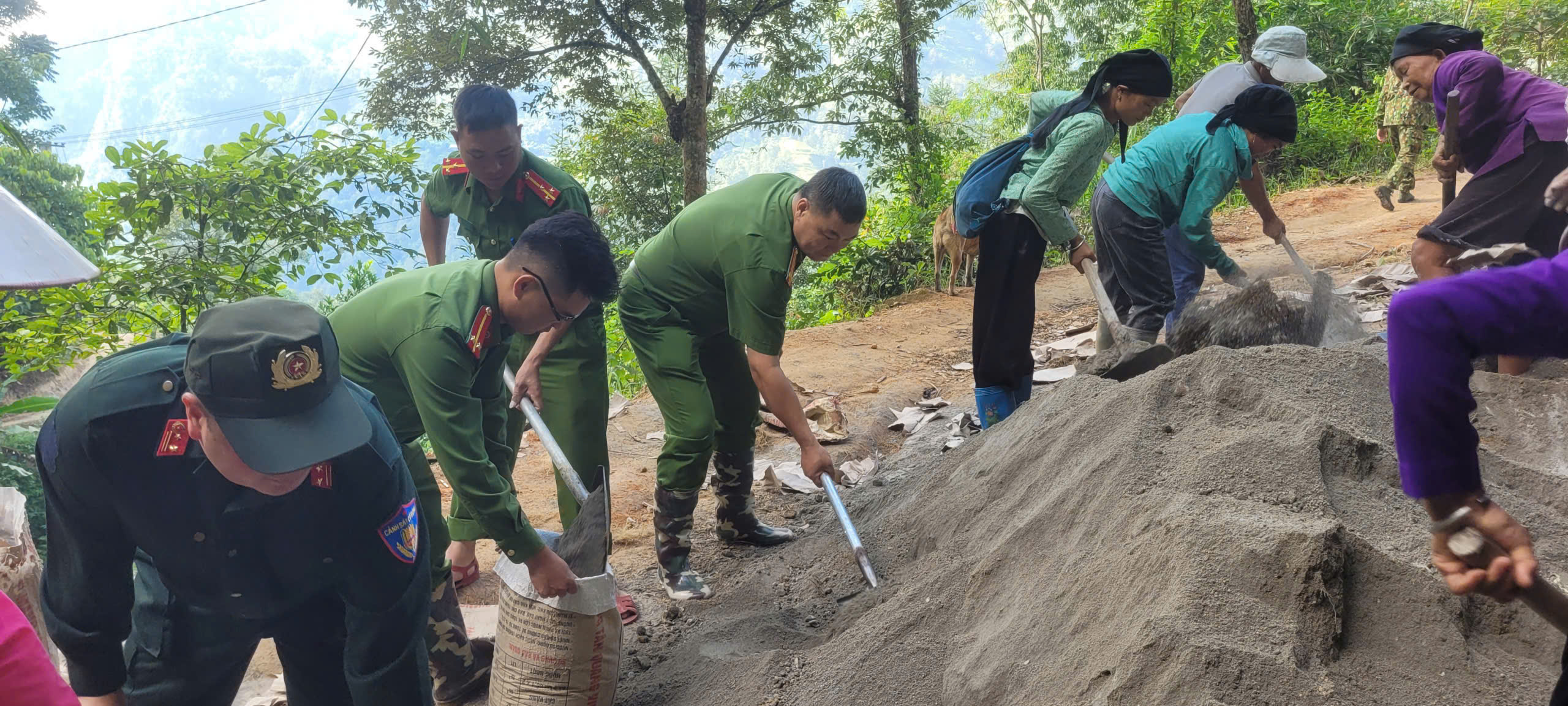 CÔNG AN XÃ BẢN MÁY CHUNG TAY XÂY DỰNG TUYẾN ĐƯỜNG GIAO THÔNG, GÓP PHẦN PHÁT TRIỂN KINH TẾ - XÃ HỘI KHU VỰC BIÊN GIỚI