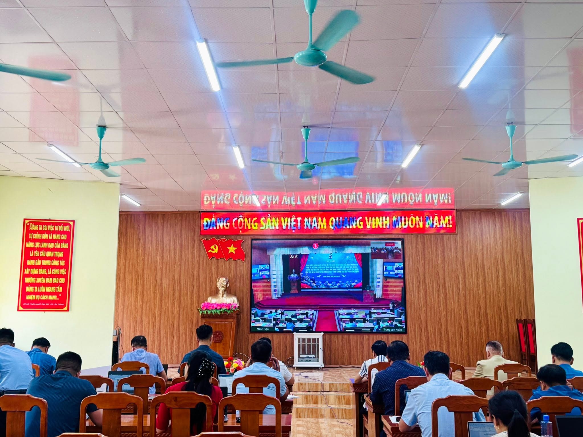 ĐẢNG ỦY XÃ NẤM DẨN THAM DỰ HỘI NGHỊ TRỰC TUYẾN HỌC TẬP, QUÁN TRIỆT, TRIỂN KHAI THỰC HIỆN CÁC NGHỊ QUYẾT CỦA BAN CHẤP HÀNH ĐẢNG BỘ TỈNH, BAN THƯỜNG VỤ TỈNH ỦY