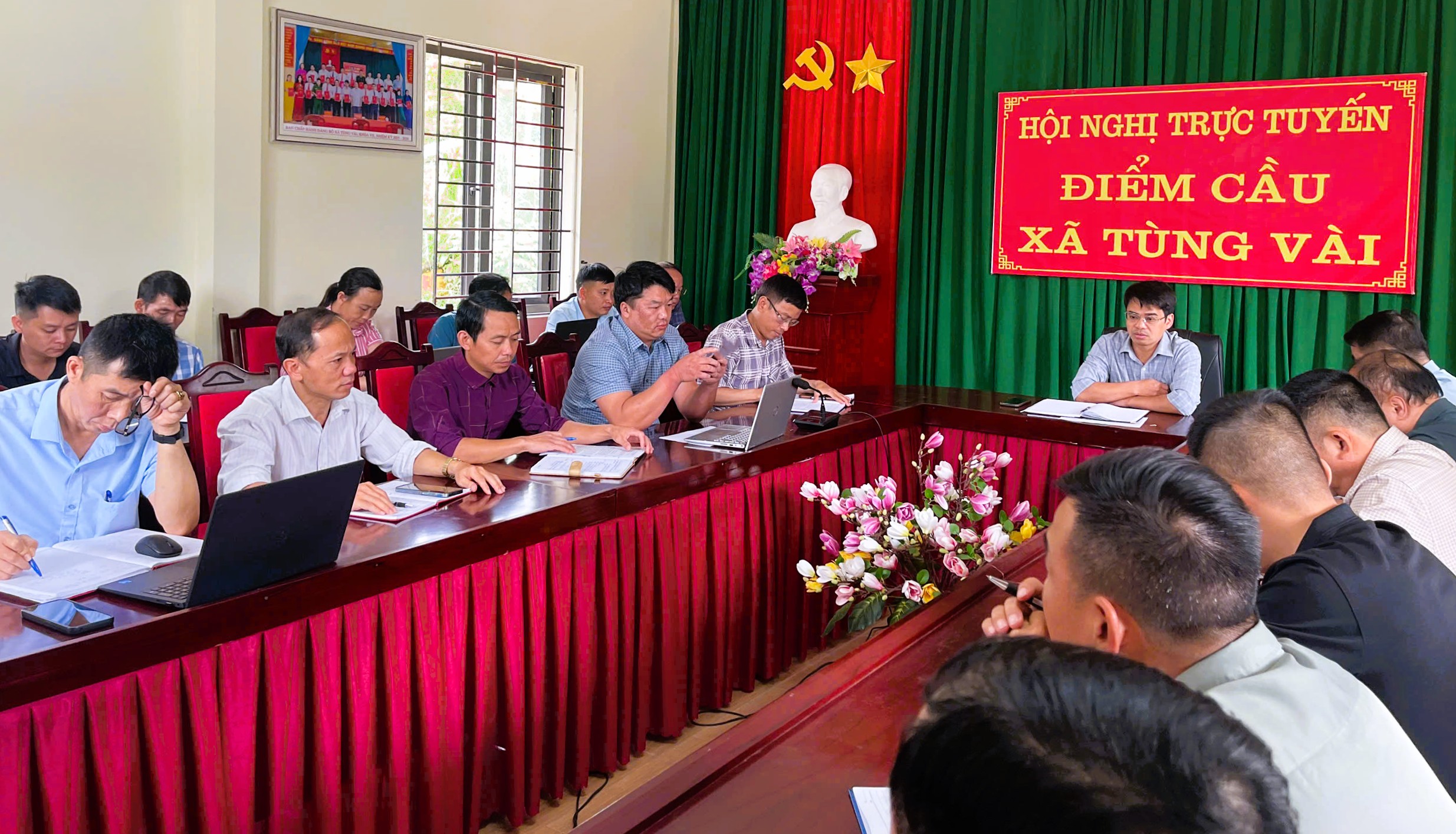 Chi bộ UBND xã Tùng Vài sinh hoạt thường kỳ tháng 8, triển khai nhiều nhiệm vụ trọng tâm.