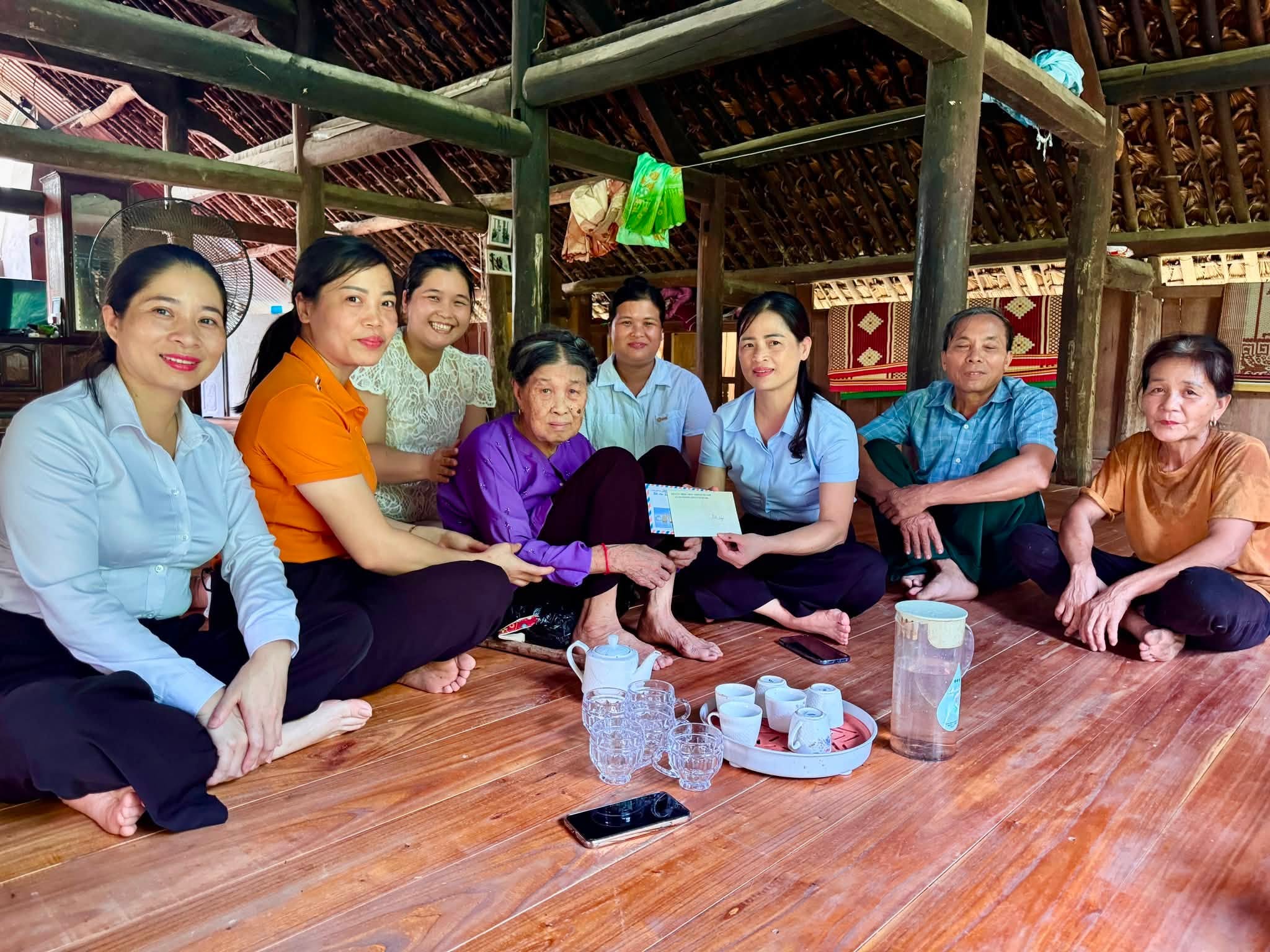 Đồng chí Hà Thị Minh Quang, Bí thư Đảng uỷ, Chủ tịch HĐND xã thăm hỏi, trao quà tri ân các thương binh, bệnh binh, gia đình liệt sĩ và người có công với cách mạng 