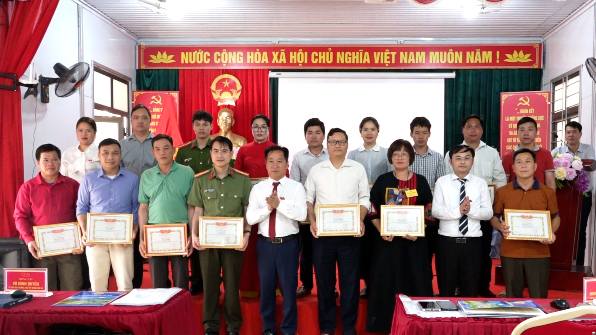 Tát Ngà khen thưởng 32 cá nhân trong công tác bầu cử