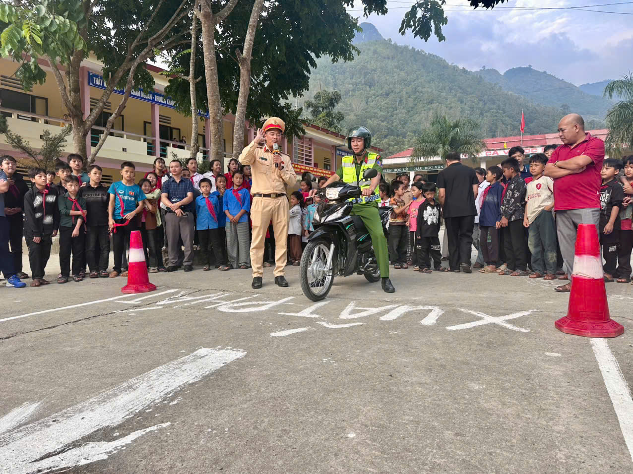  CÔNG AN XÃ LÙNG TÁM PHỐI HỢP TUYÊN TRUYỀN, HƯỚNG DẪN KỸ NĂNG AN TOÀN GIAO THÔNG TẠI TRƯỜNG HỌC