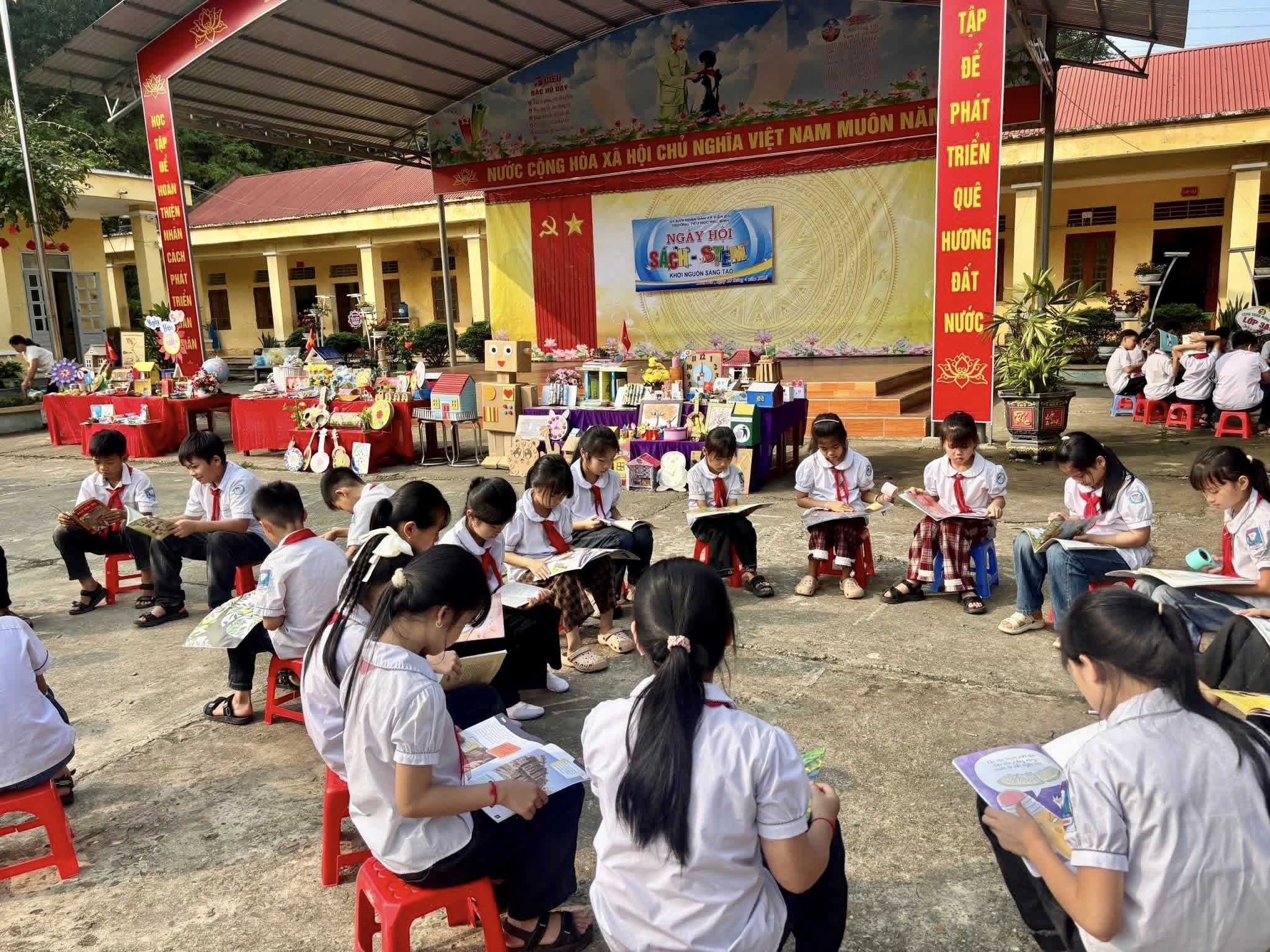 Các trường học trên địa bàn xã Kiên Đài sôi nổi hưởng ứng Ngày Sách và Văn hóa đọc Việt Nam 21/4