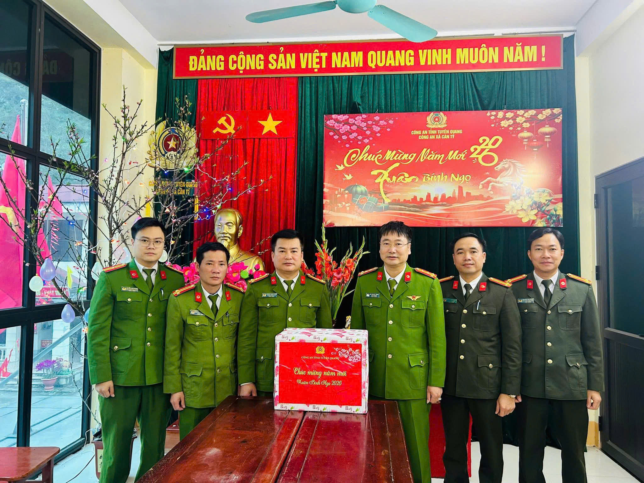 LÃNH ĐẠO CÔNG AN TỈNH TUYÊN QUANG THĂM VÀ CHÚC TẾT CÔNG AN XÃ CÁN TỶ