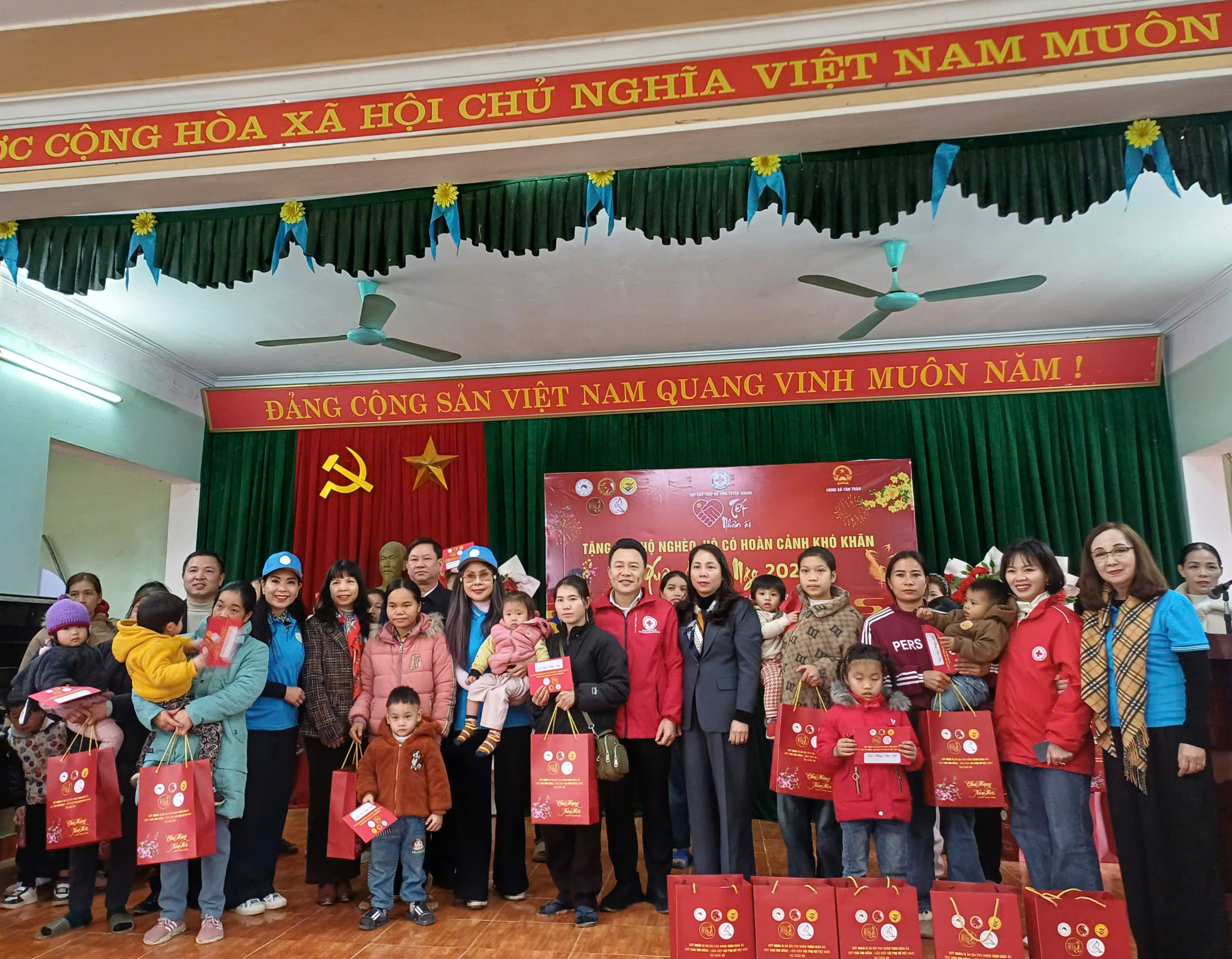 Trao 211 suất quà Tết cho học sinh nghèo, trẻ mồ côi, trẻ em khuyết tật tại xã Tân Trào 