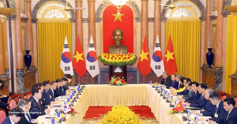 Top leader holds talks with RoK President in Ha Noi