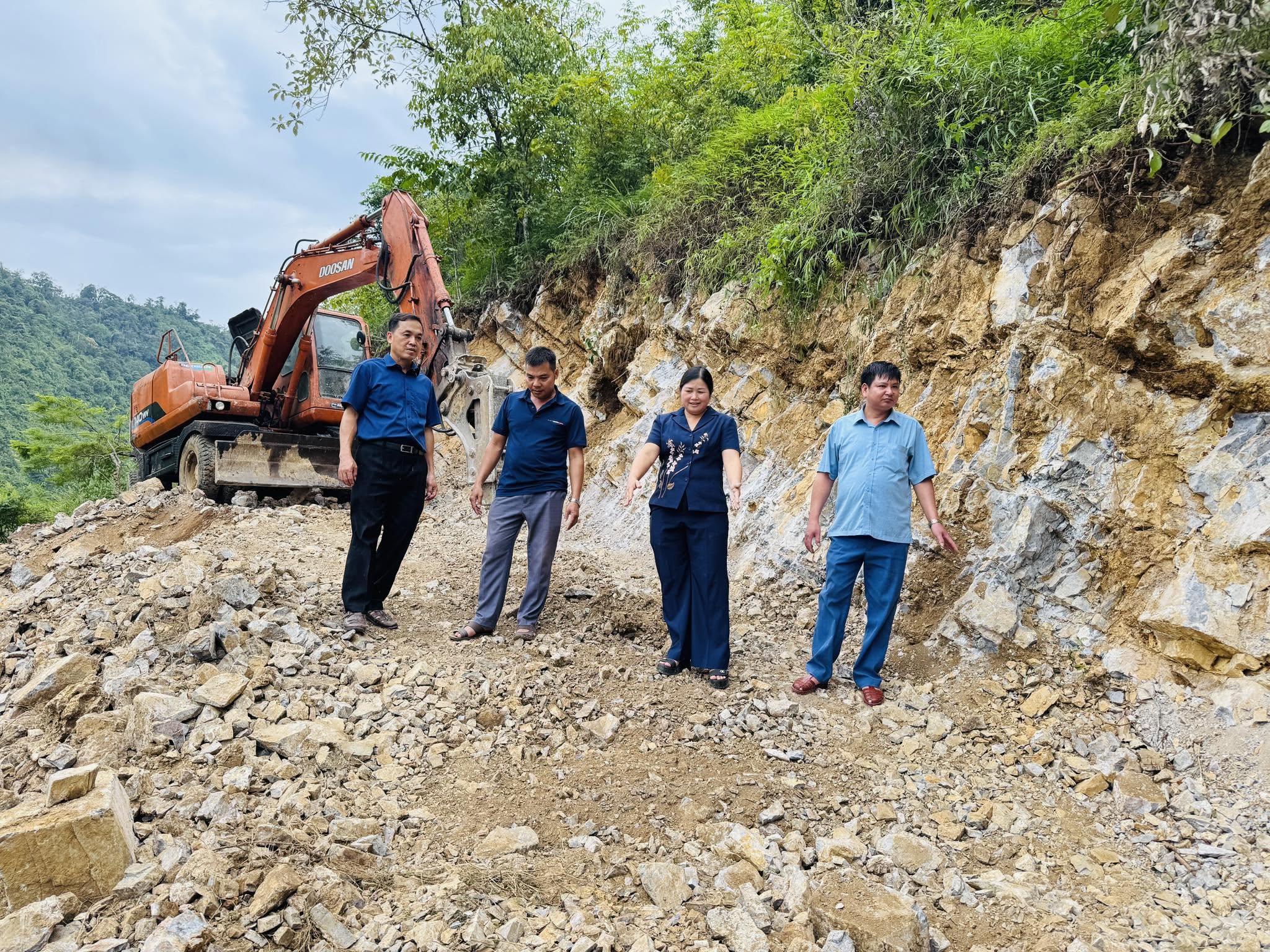 Bí thư Đảng ủy, Chủ tịch HĐND xã Đặng Thị Phượng kiểm tra tuyến đường từ Mịch B đi Pồng Trằm