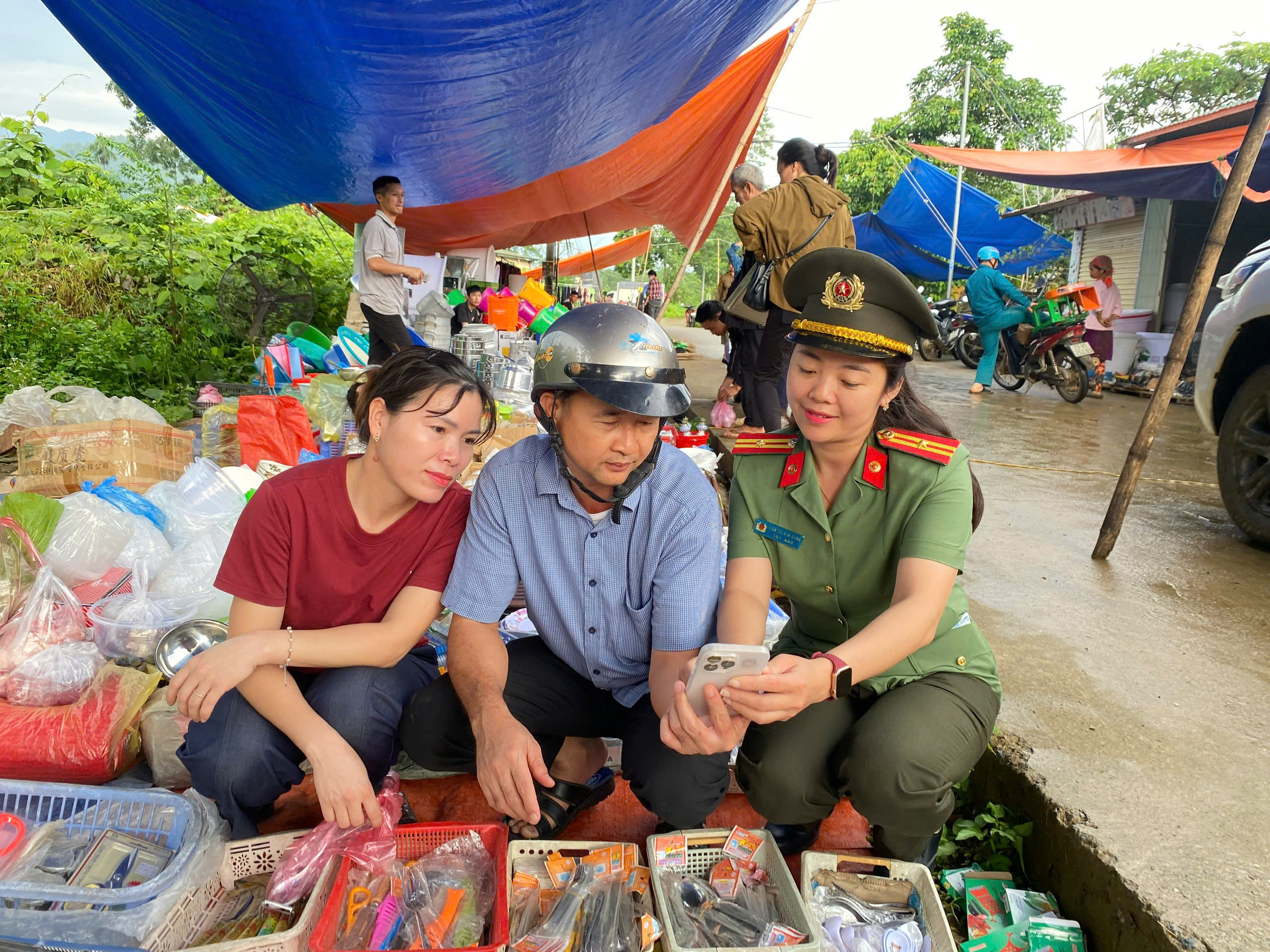 ĐƯA TIỆN ÍCH SỐ ĐẾN GẦN HƠN VỚI NHÂN DÂN