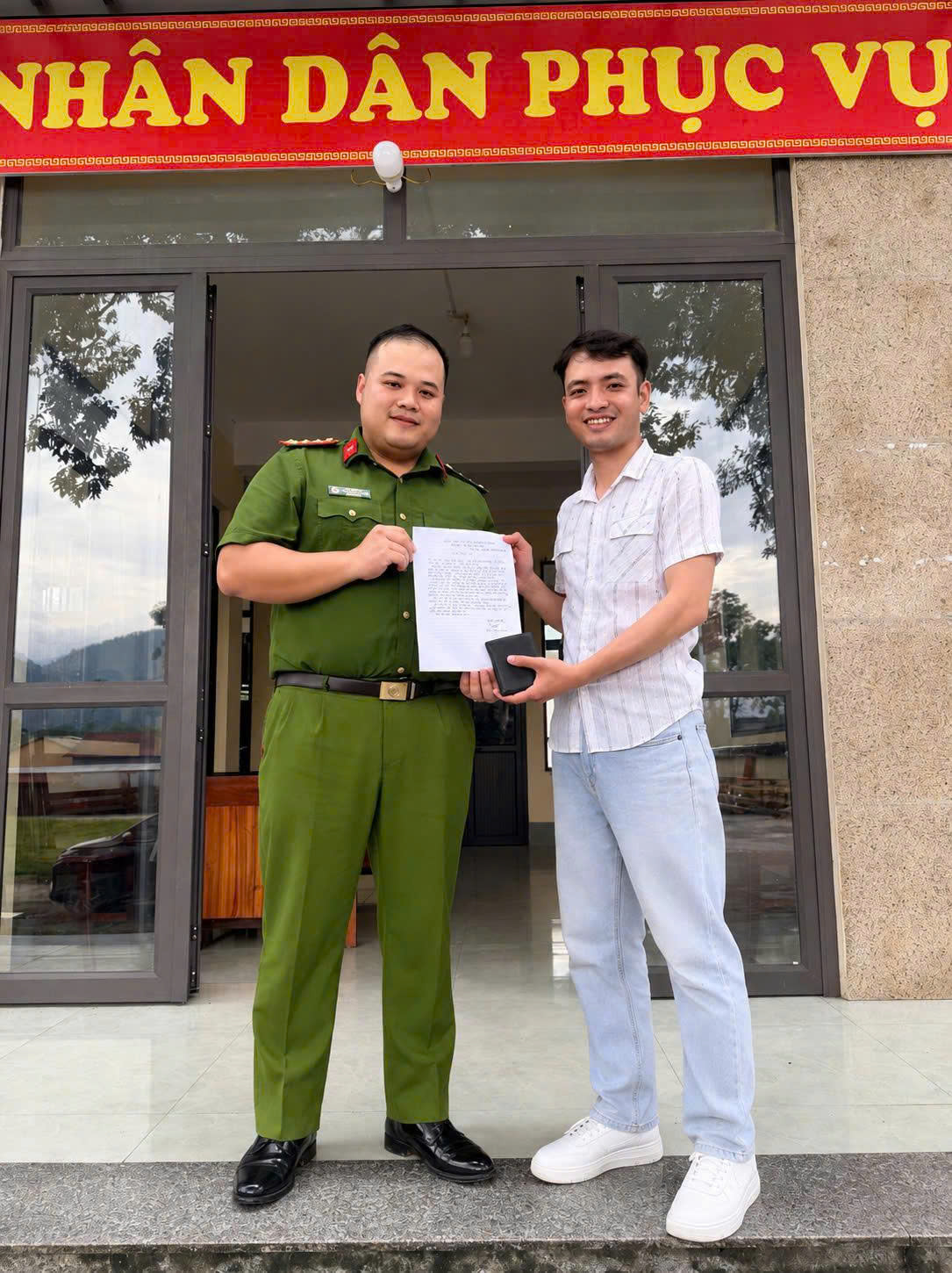 CÔNG AN XÃ TÂN QUANG TRAO TRẢ TÀI SẢN THẤT LẠC CHO CÔNG DÂN 