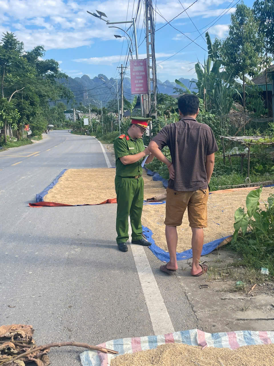 PHƠI THÓC, LÚA, RƠM, RẠ, NÔNG, LÂM SẢN TRÊN ĐƯỜNG BỘ TIỀM ẨN NGUY CƠ GÂY TAI NẠN