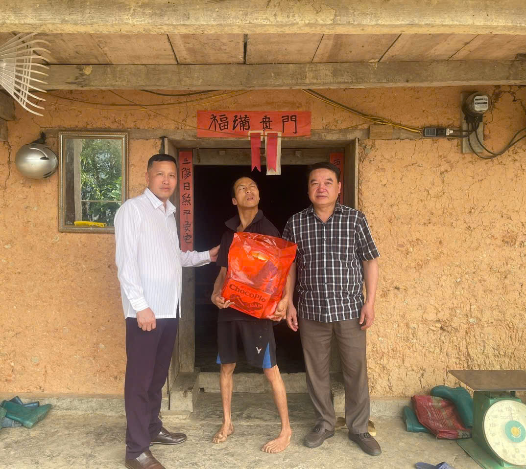 Các đồng chí lãnh đạo xã Tùng Vài thăm, tặng quà, động viên người khuyết tật trên địa bàn xã.