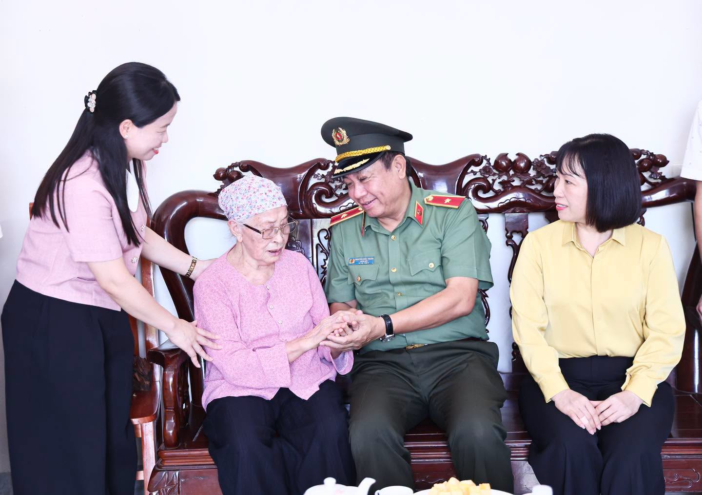 ĐỒNG CHÍ GIÁM ĐỐC CÔNG AN TỈNH THĂM, TẶNG QUÀ NGƯỜI CÓ CÔNG VỚI CÁCH MẠNG TẠI XÃ SƠN THUỶ VÀ PHÚ LƯƠNG
