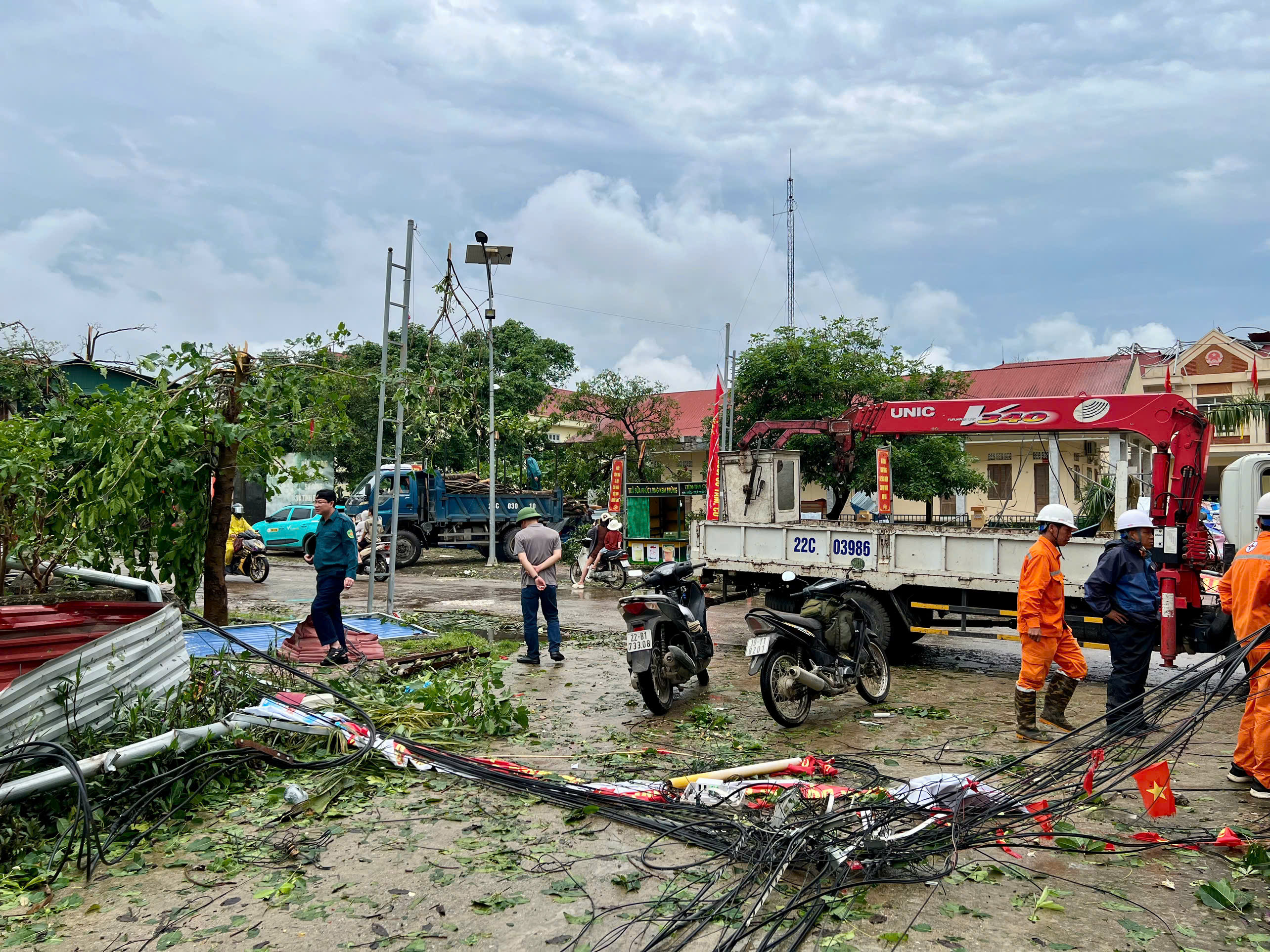 MƯA ĐÁ KÈM XOÁY GÂY THIỆT HẠI NẶNG TRÊN ĐỊA BÀN XÃ PHÚ LƯƠNG